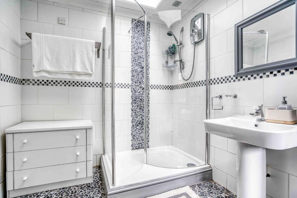 Spacious 3-bed with Free Parking