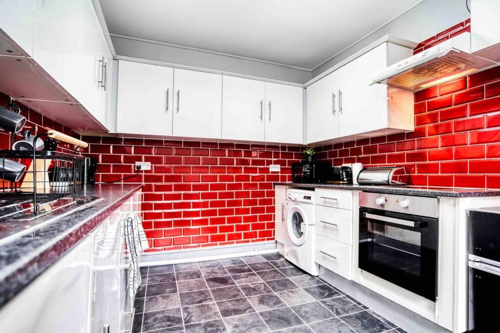 Spacious 3-bed with Free Parking