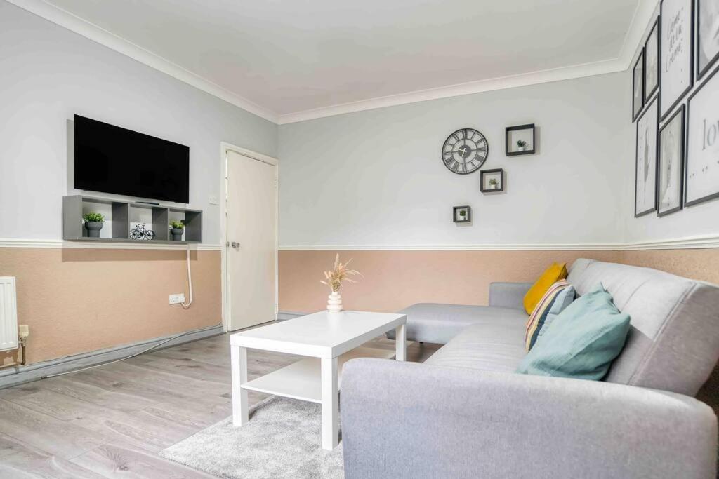Spacious 3-bed with Free Parking