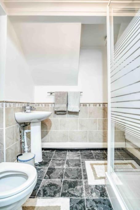 Spacious 3-bed with Free Parking