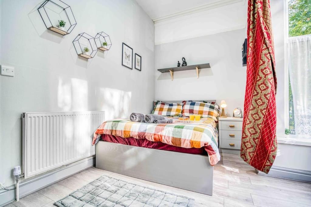 Spacious 3-bed with Free Parking