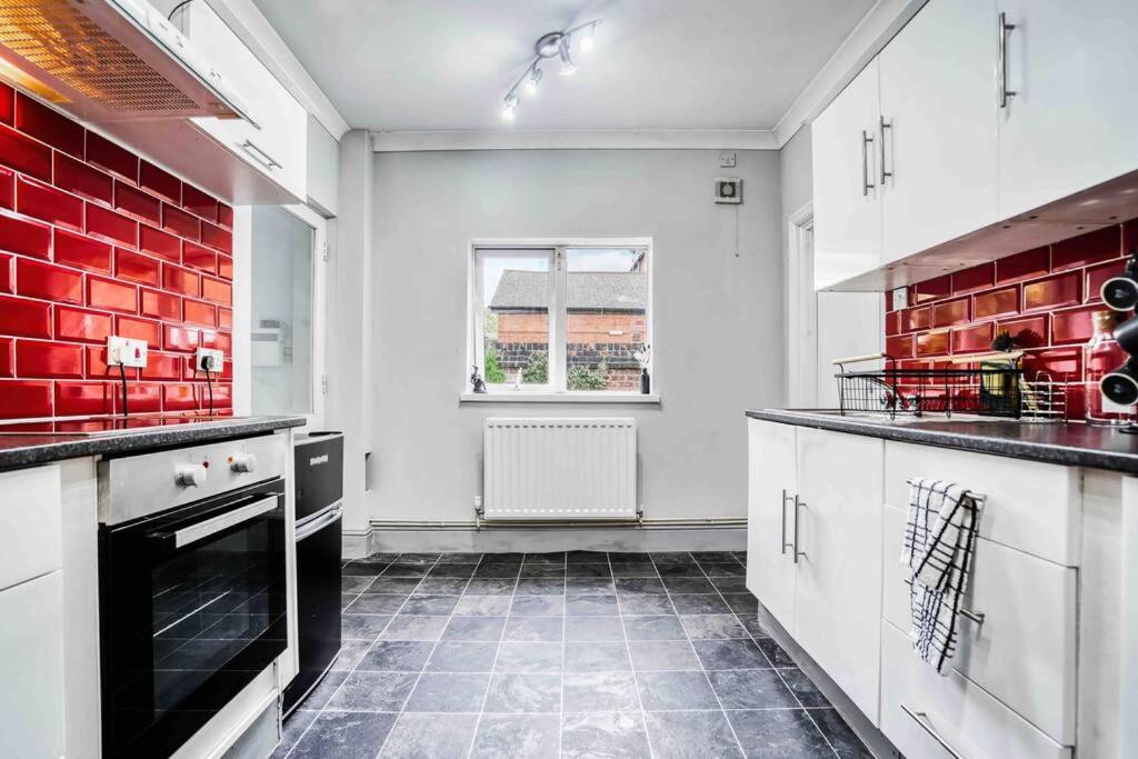 Spacious 3-bed with Free Parking