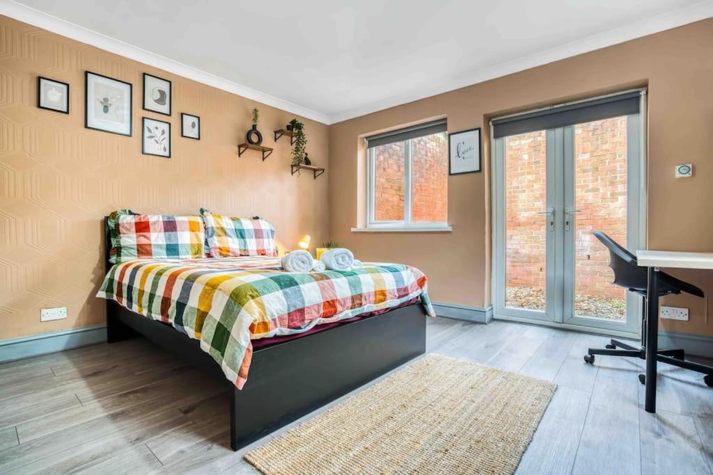 Spacious 3-bed with Free Parking