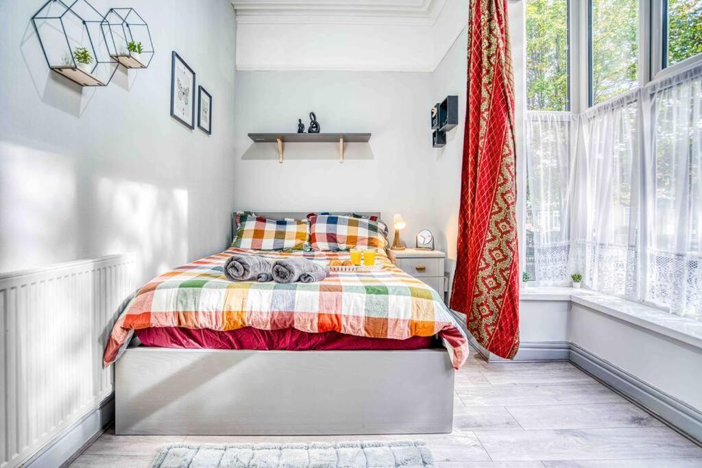 Spacious 3-bed with Free Parking
