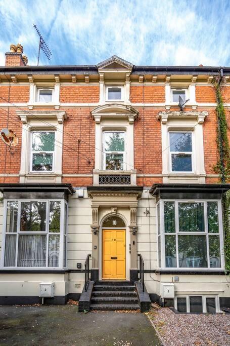 Spacious 3-bed with Free Parking