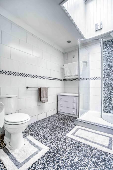 Spacious 3-bed with Free Parking