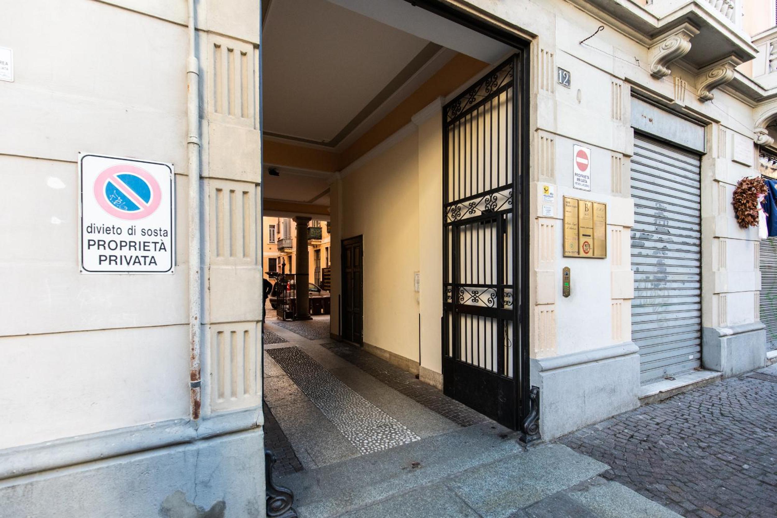 ArtStay Apt Porta Romana Parking 3th floor no lift