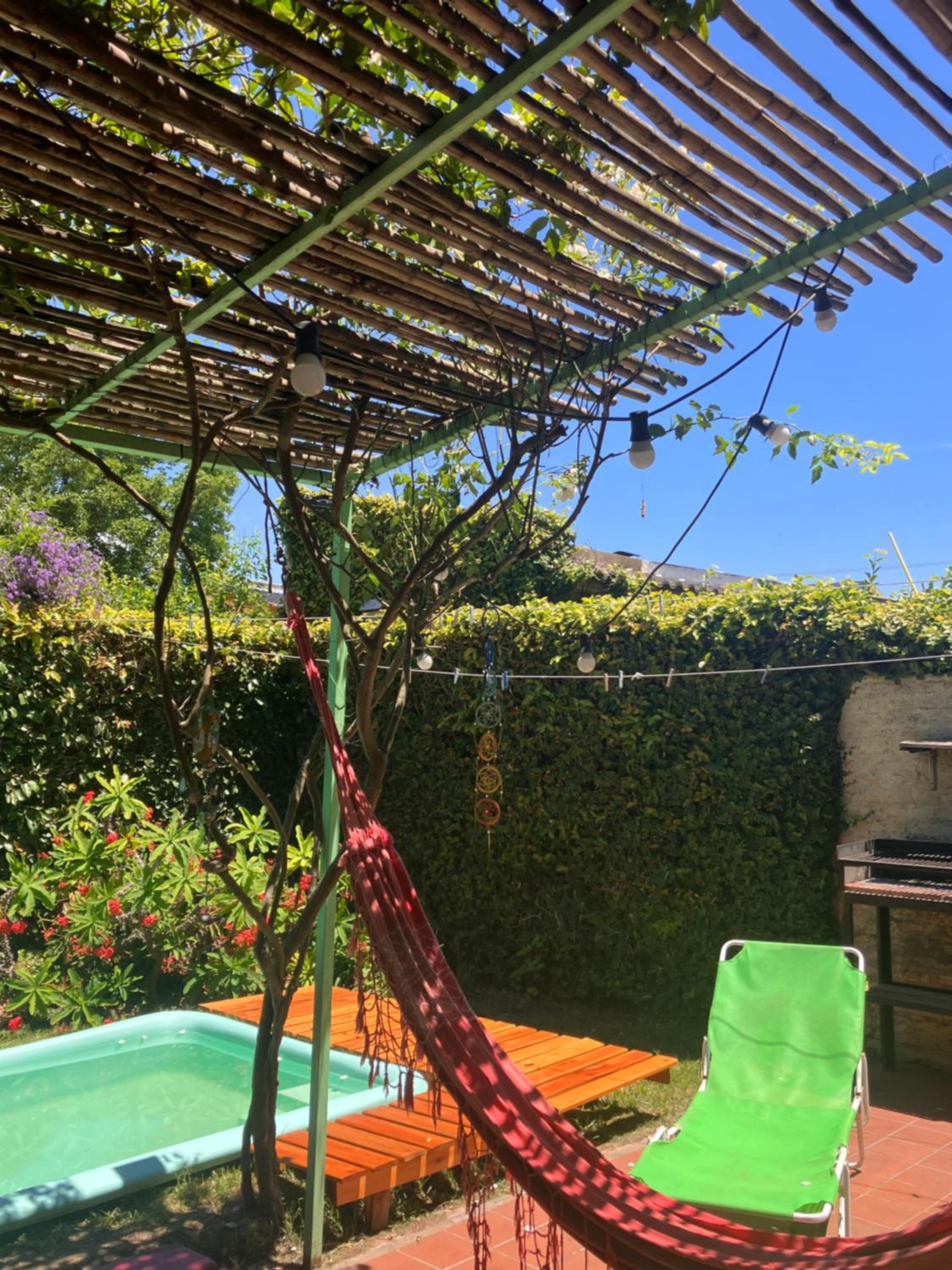CASA MAIPÚ, acogedora y cerca de la Laguna, con pileta