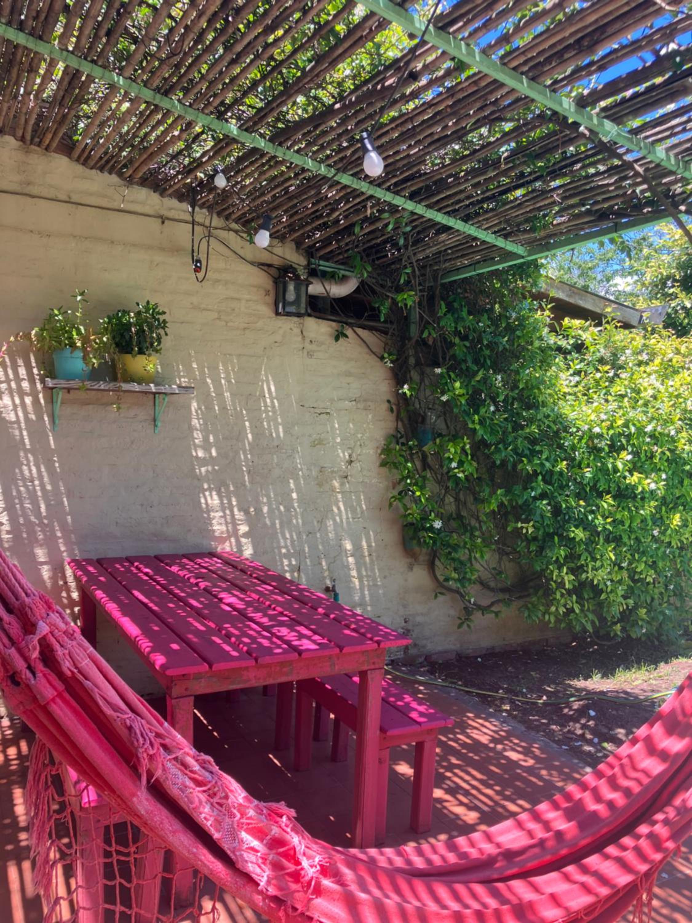 CASA MAIPÚ, acogedora y cerca de la Laguna, con pileta