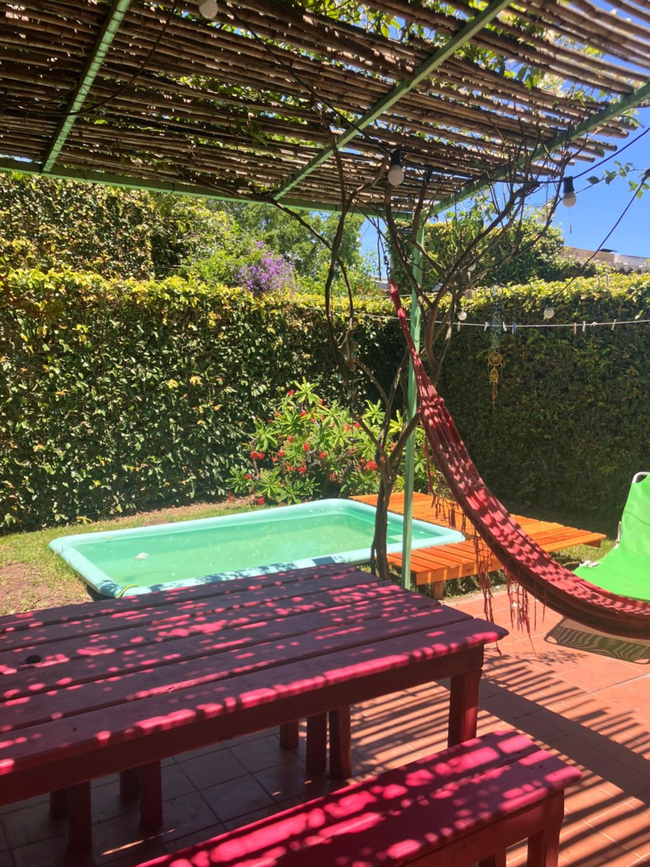 CASA MAIPÚ, acogedora y cerca de la Laguna, con pileta