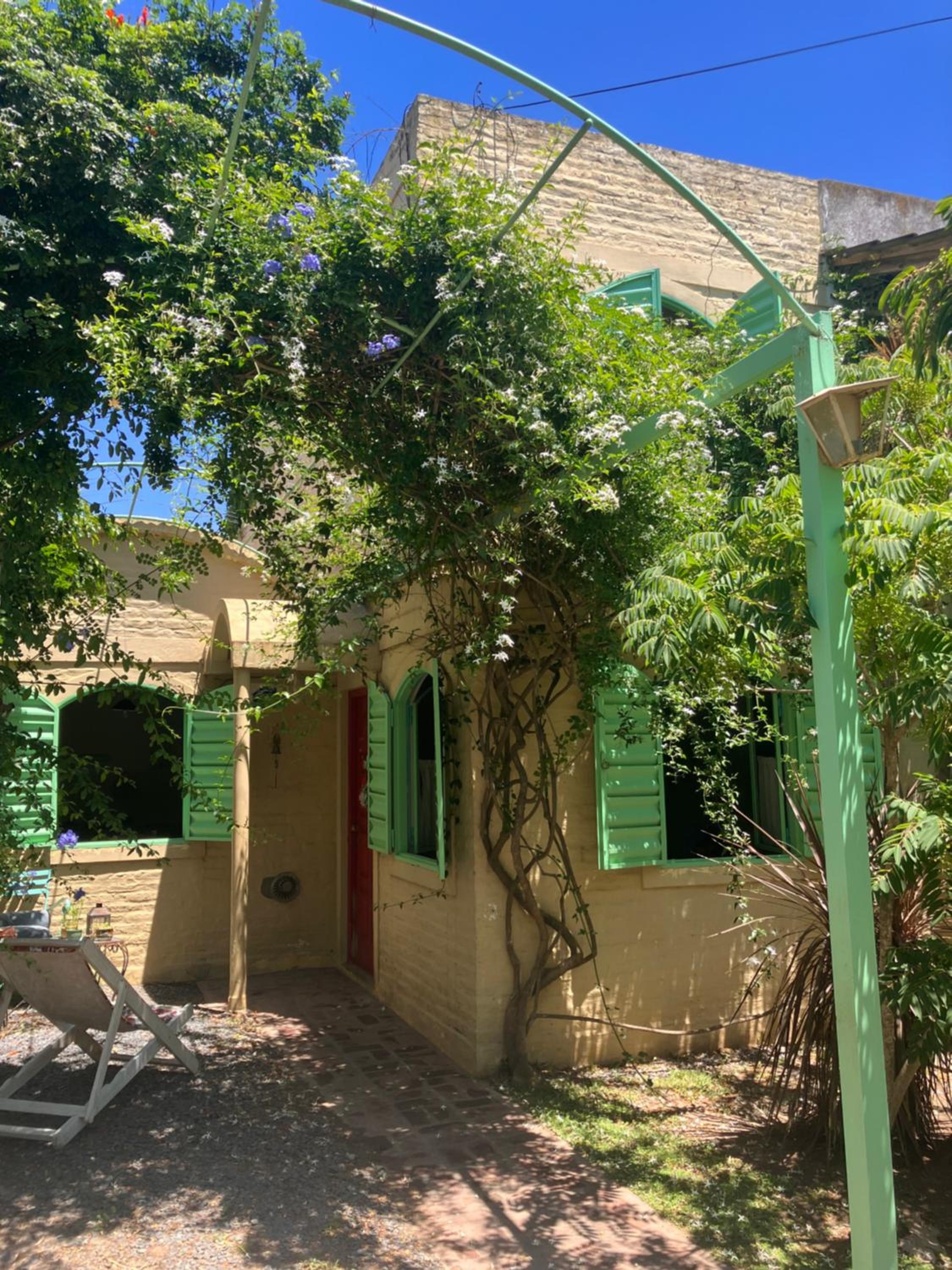 CASA MAIPÚ, acogedora y cerca de la Laguna, con pileta