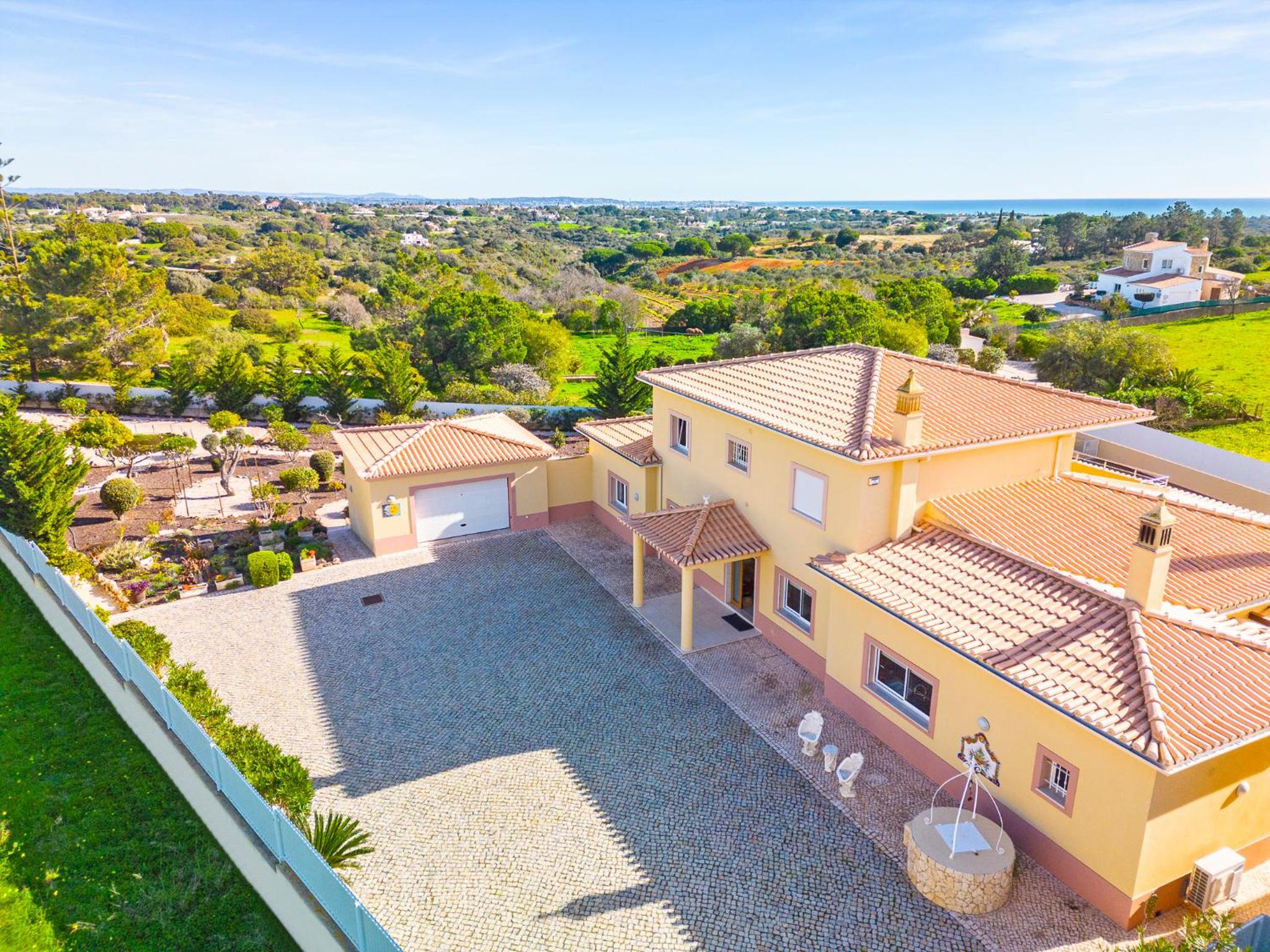 Villa Golden Bay - com piscina aquecível e jacuzzi - Carvoeiro view 4
