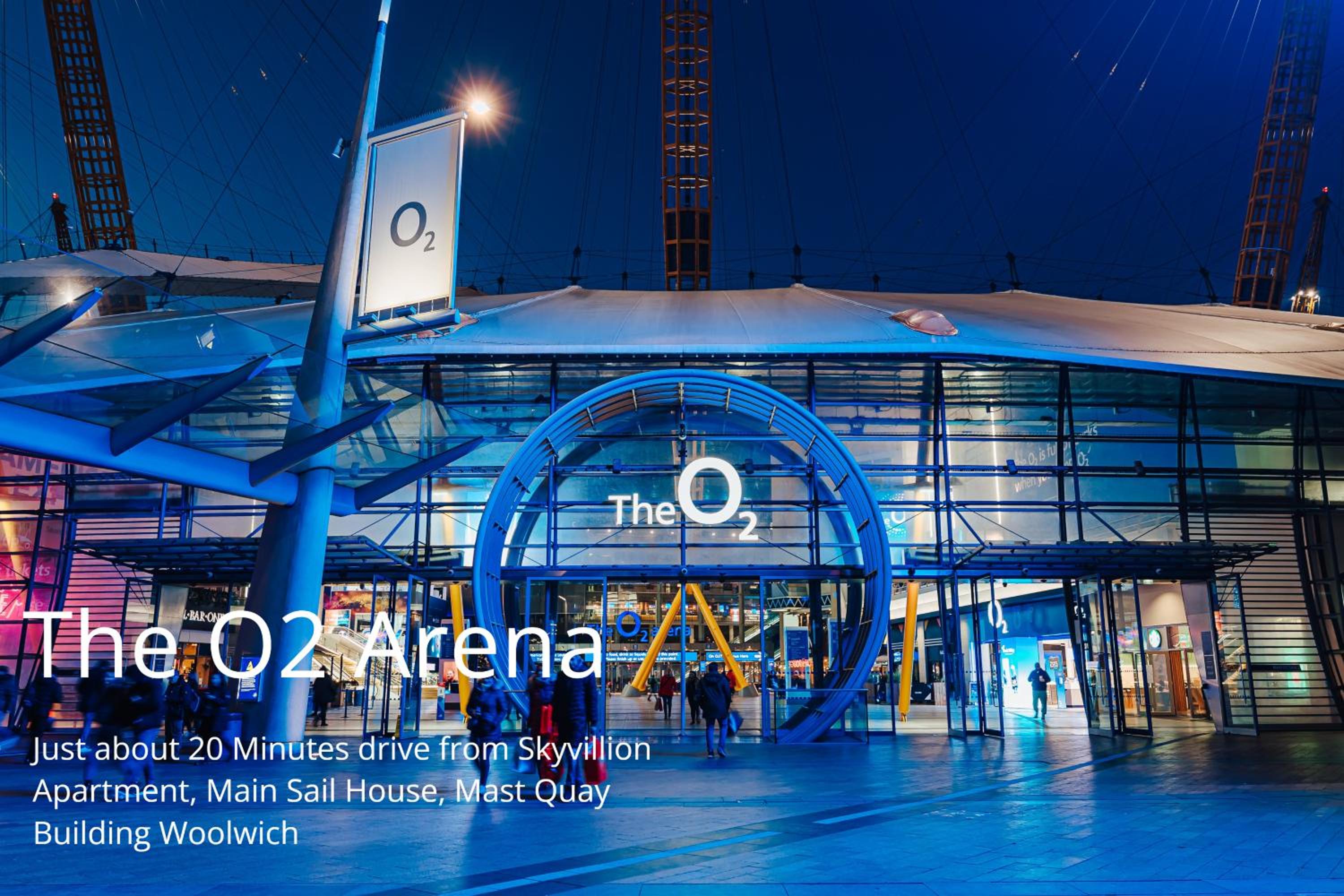 Skyvillion - London Top Floor Apartments With River Thames Views by Woolwich Ferry, Near London Excel, O2 Arena, City Airport, Free WiFi & Parking, GREAT R