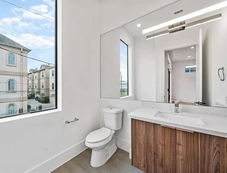 4 Story House Near Downtown - 7 Beds & Great For Groups