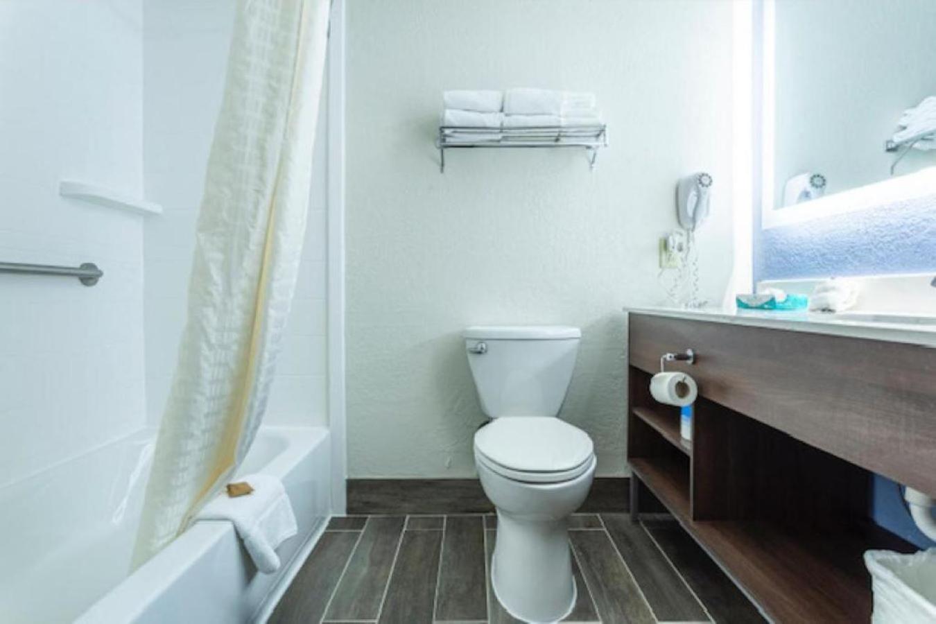 Lancaster Inn  Suites - Property Image 8