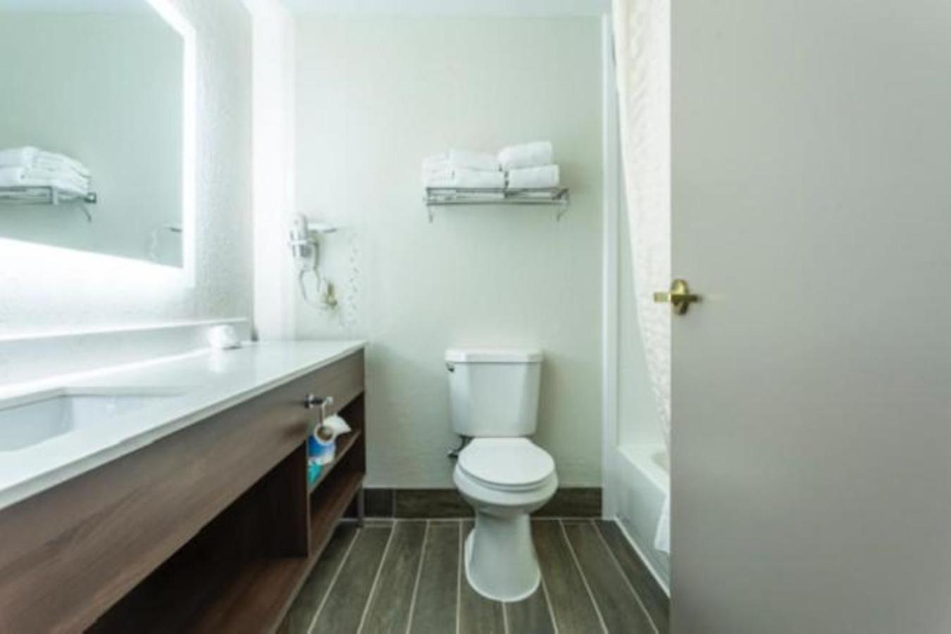 Lancaster Inn  Suites - Property Image 9
