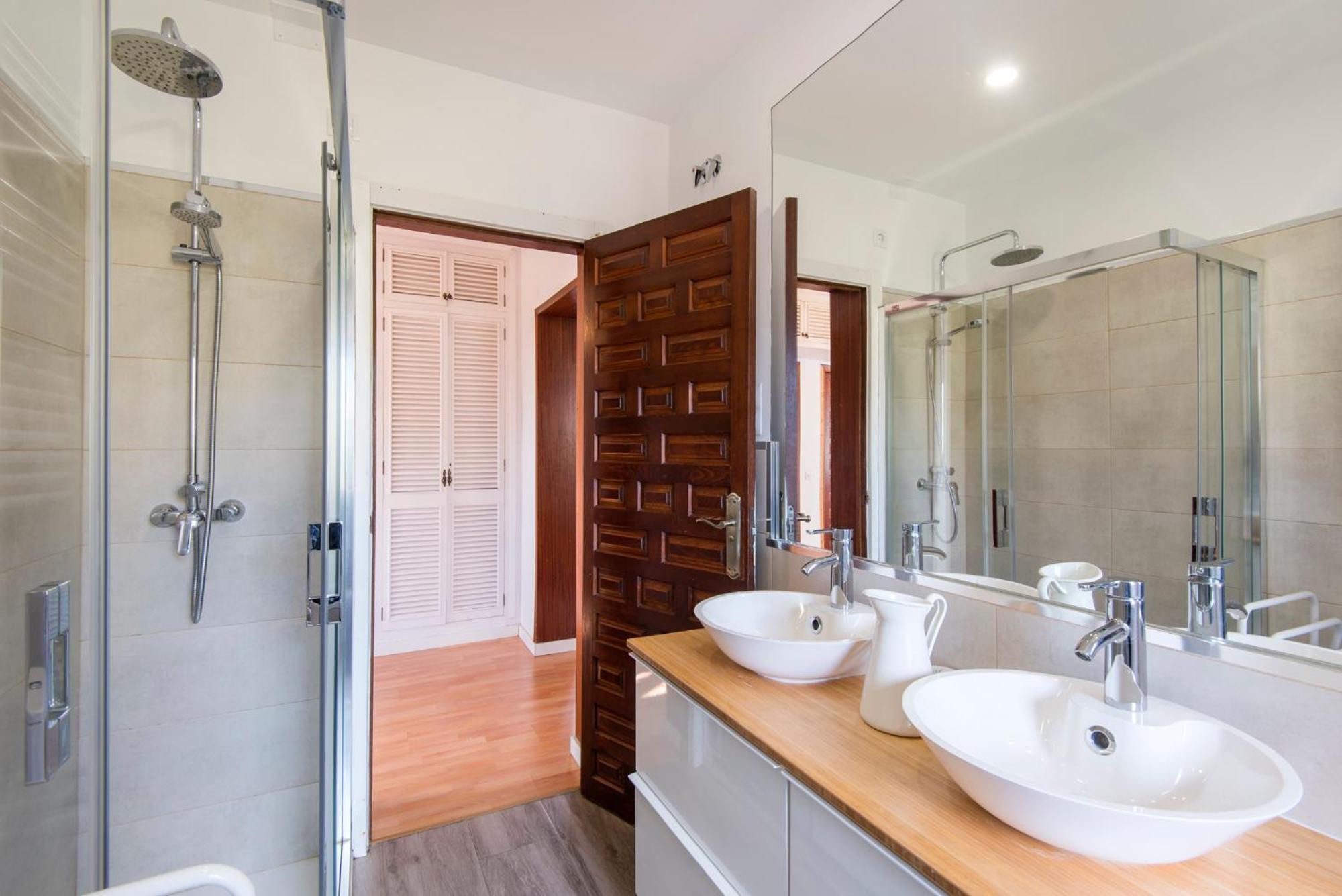 Queen Fabiola Villa, spacius home with private Pool in east Malaga
