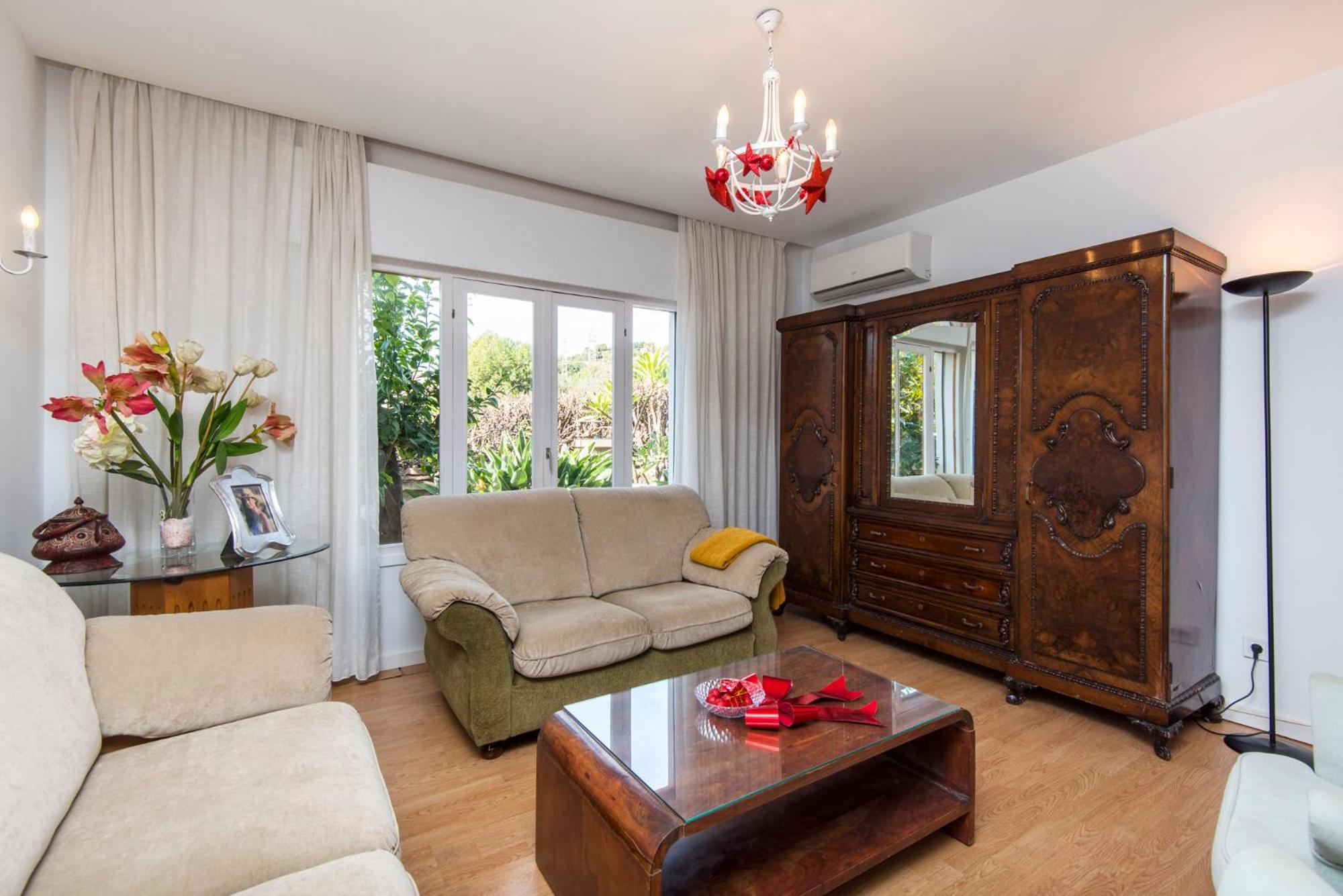 Queen Fabiola Villa, spacius home with private Pool in east Malaga