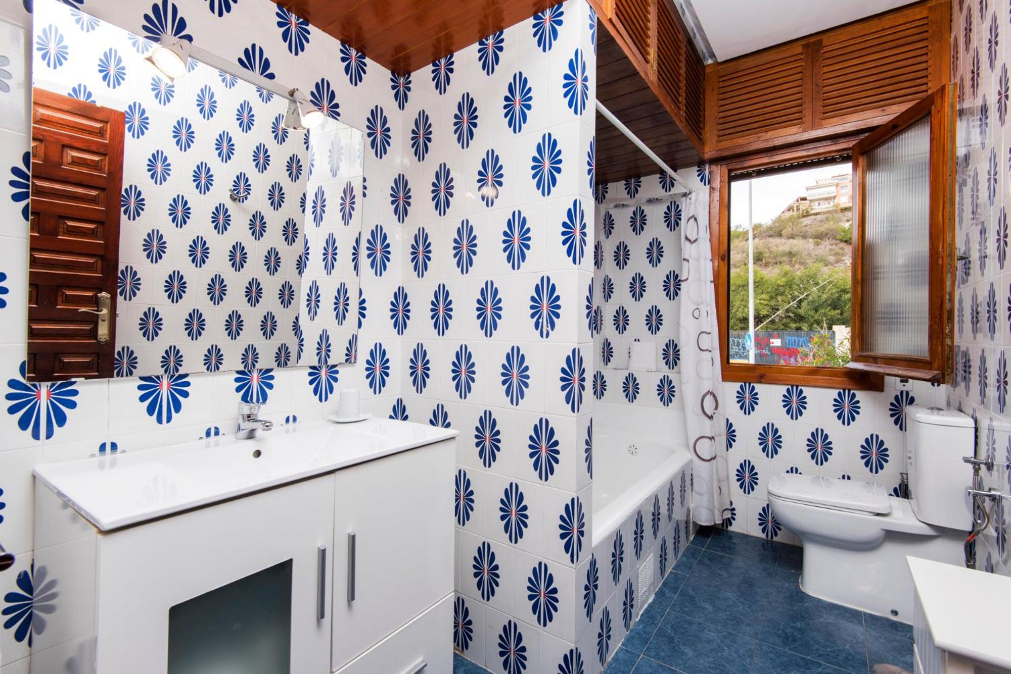 Queen Fabiola Villa, spacius home with private Pool in east Malaga