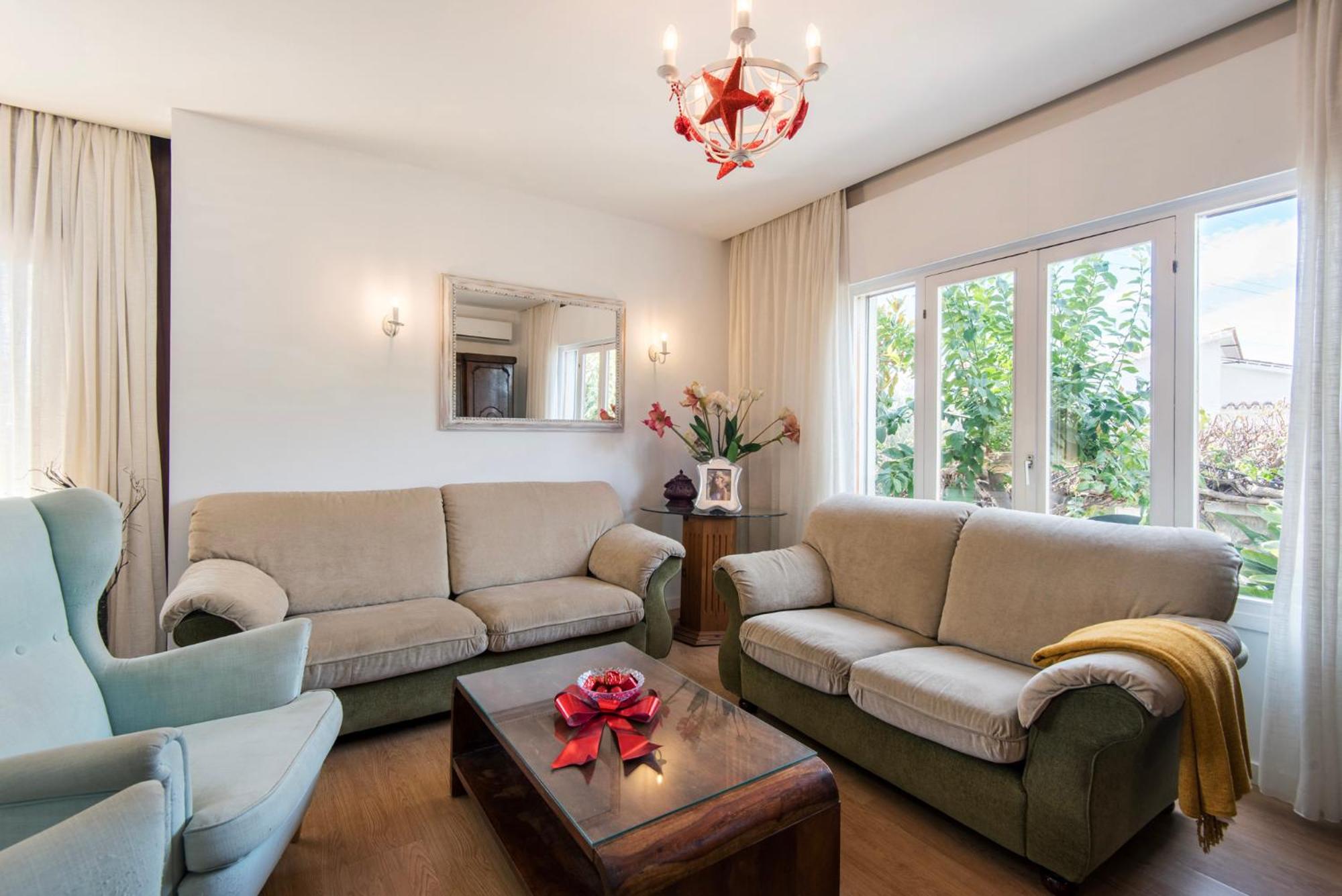Queen Fabiola Villa, spacius home with private Pool in east Malaga