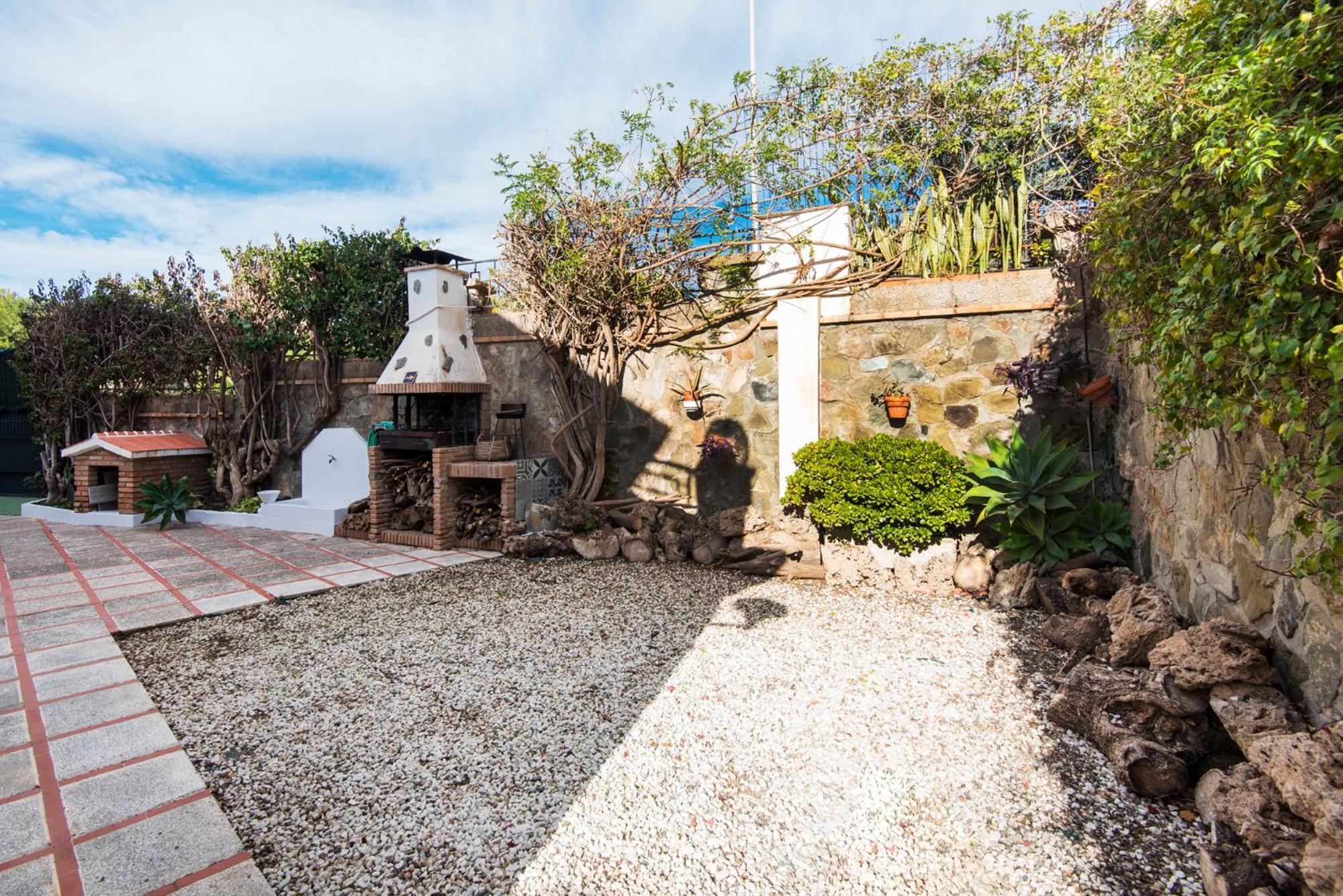 Queen Fabiola Villa, spacius home with private Pool in east Malaga
