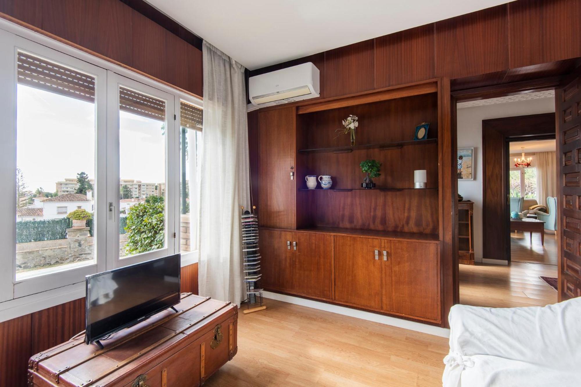 Queen Fabiola Villa, spacius home with private Pool in east Malaga
