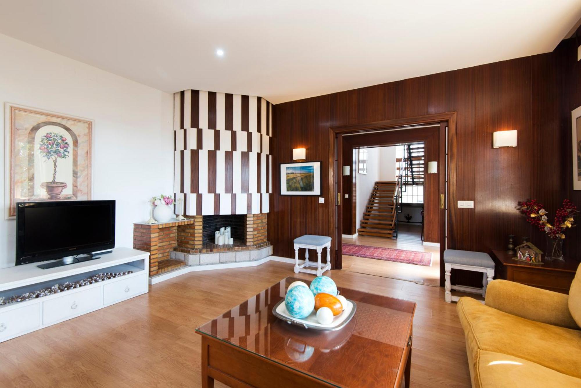 Queen Fabiola Villa, spacius home with private Pool in east Malaga