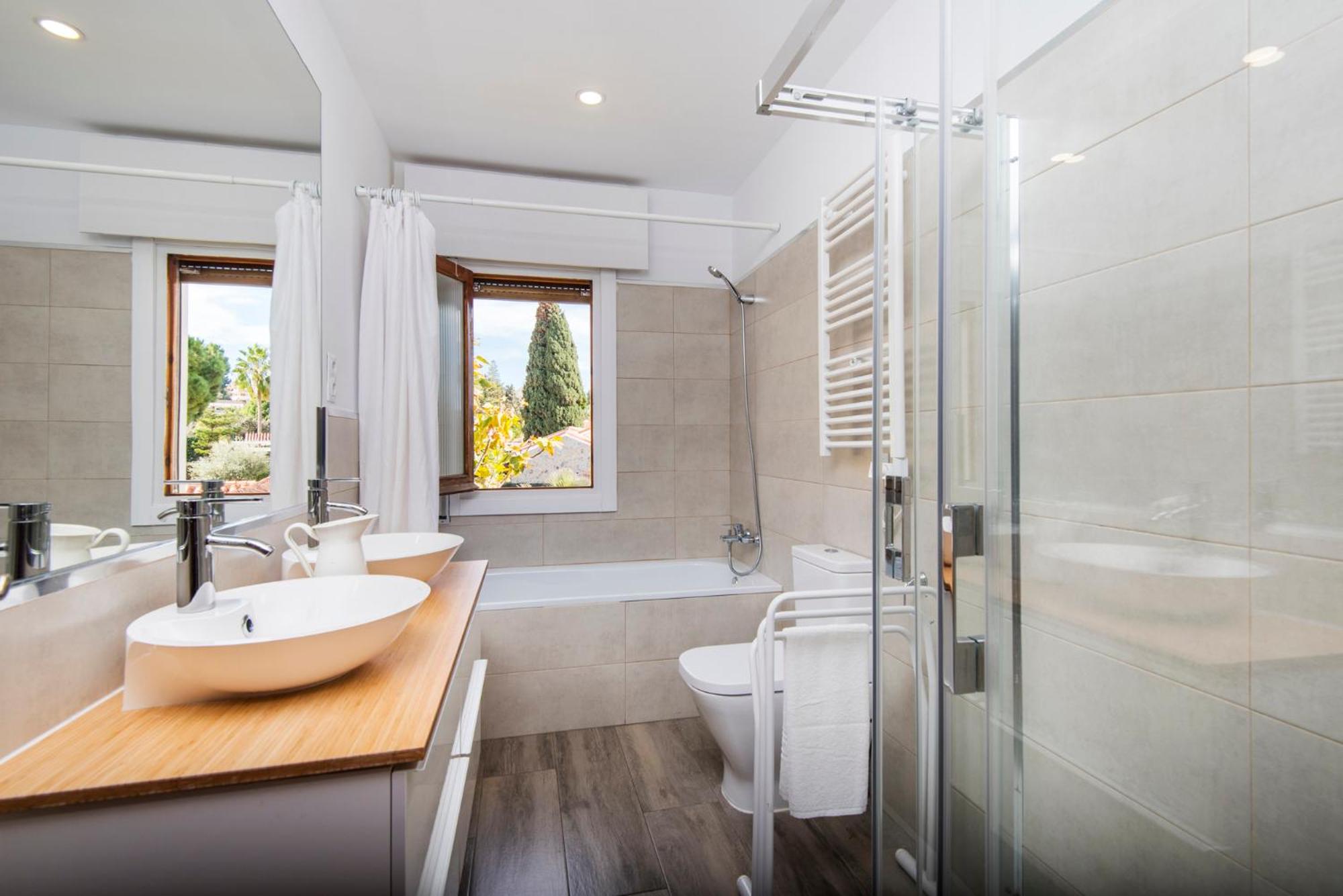 Queen Fabiola Villa, spacius home with private Pool in east Malaga