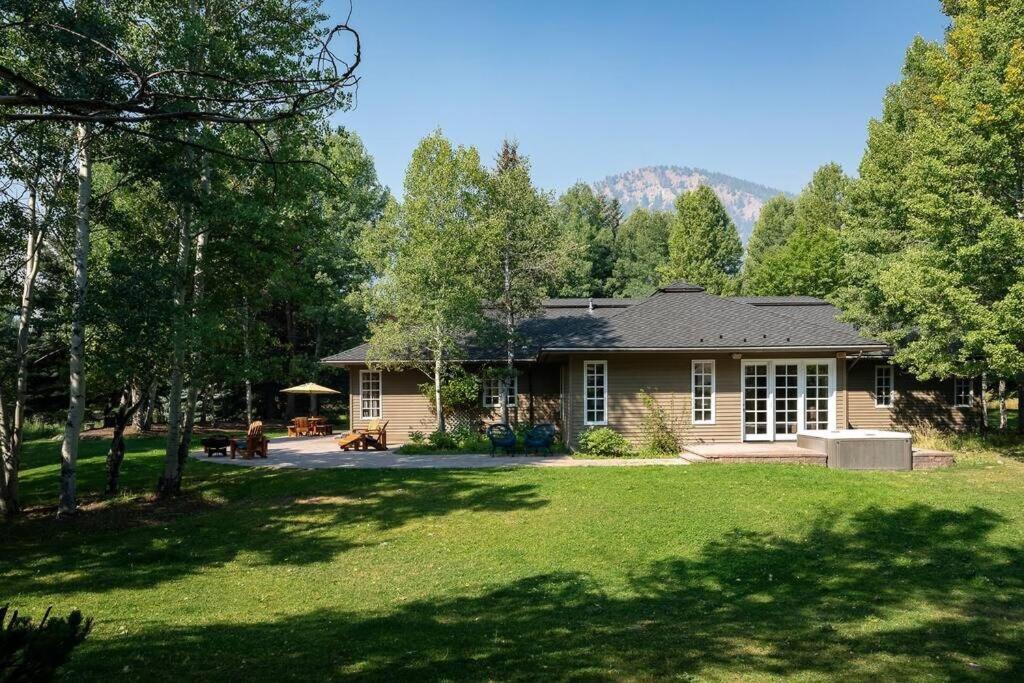 Gimlet Family Home Close to Lift with Hot Tub!
