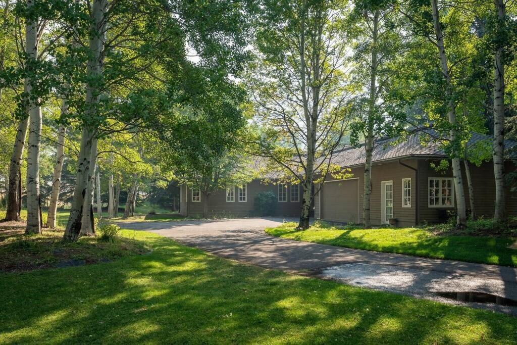 Gimlet Family Home Close to Lift with Hot Tub!