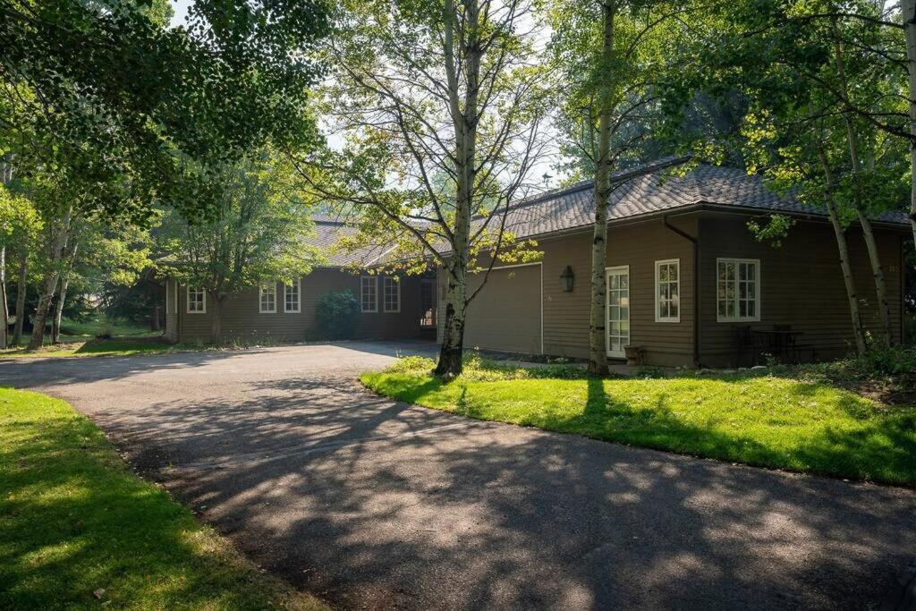 Gimlet Family Home Close to Lift with Hot Tub!