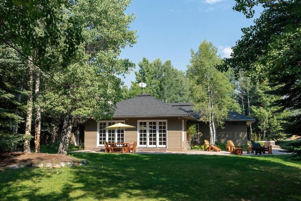 Gimlet Family Home Close to Lift with Hot Tub!
