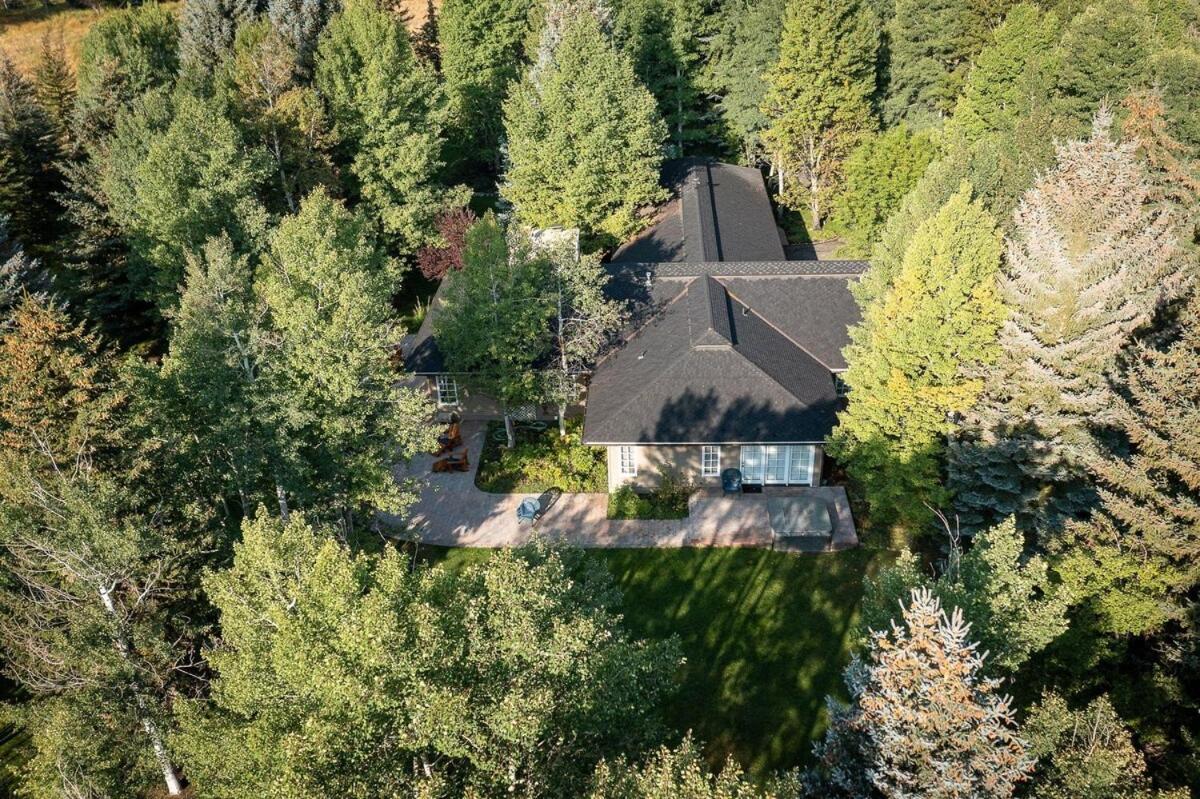 Gimlet Family Home Close to Lift with Hot Tub!