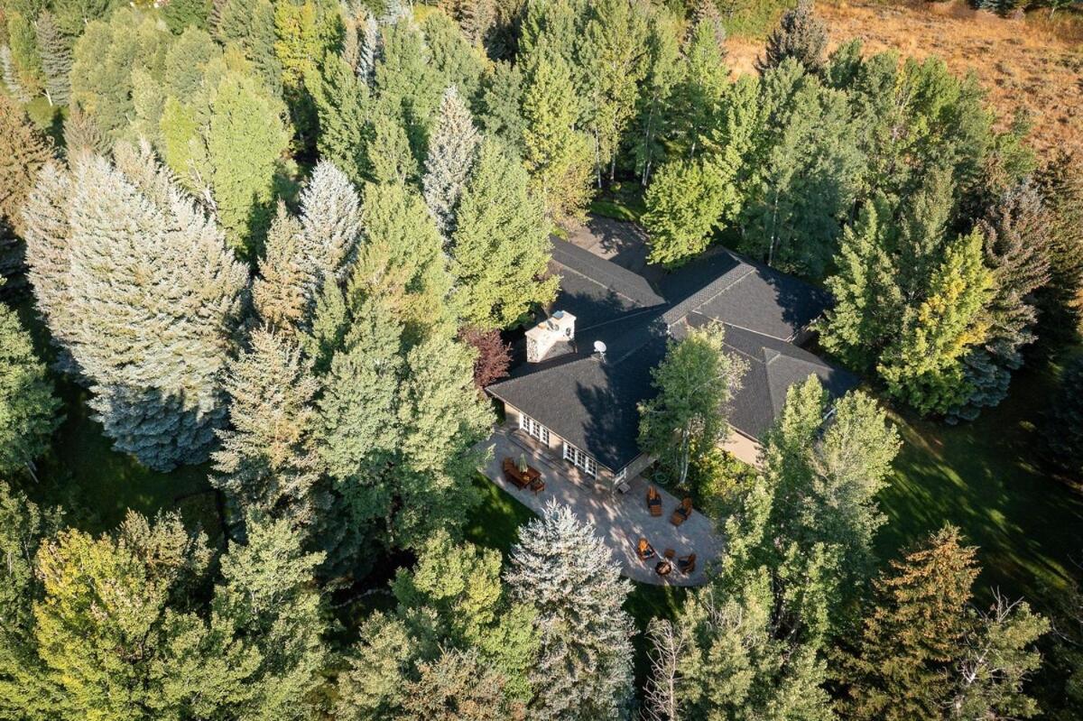 Gimlet Family Home Close to Lift with Hot Tub!