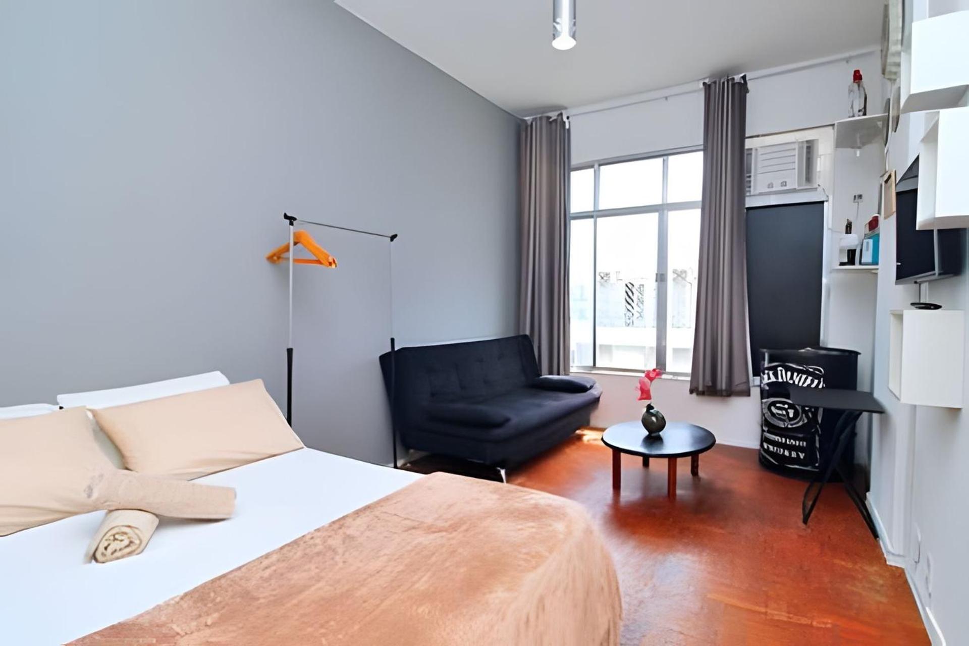 Studio simples com vista mar p/ 4 pessoas ao lado da praia com comércios ao redor