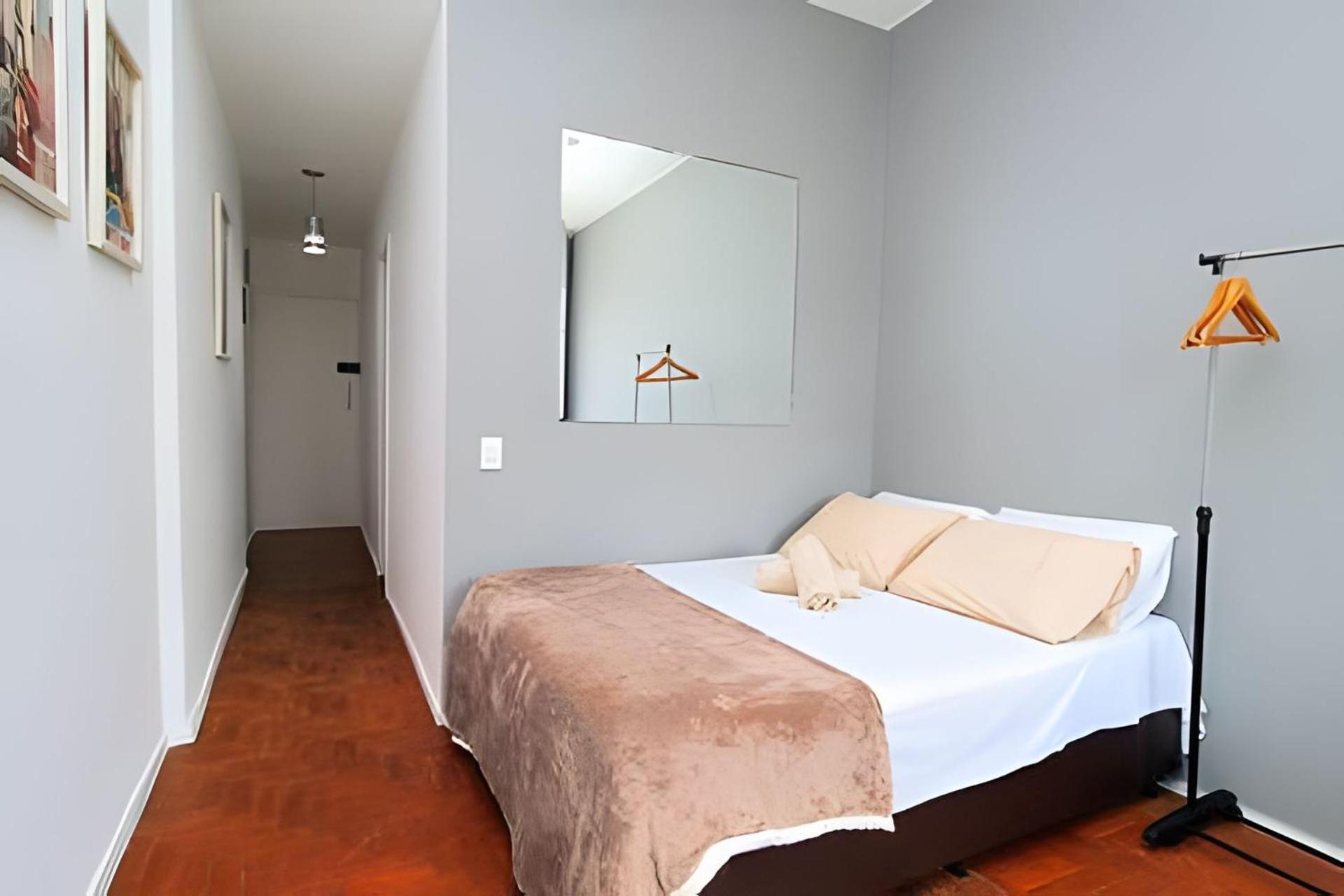 Studio simples com vista mar p/ 4 pessoas ao lado da praia com comércios ao redor