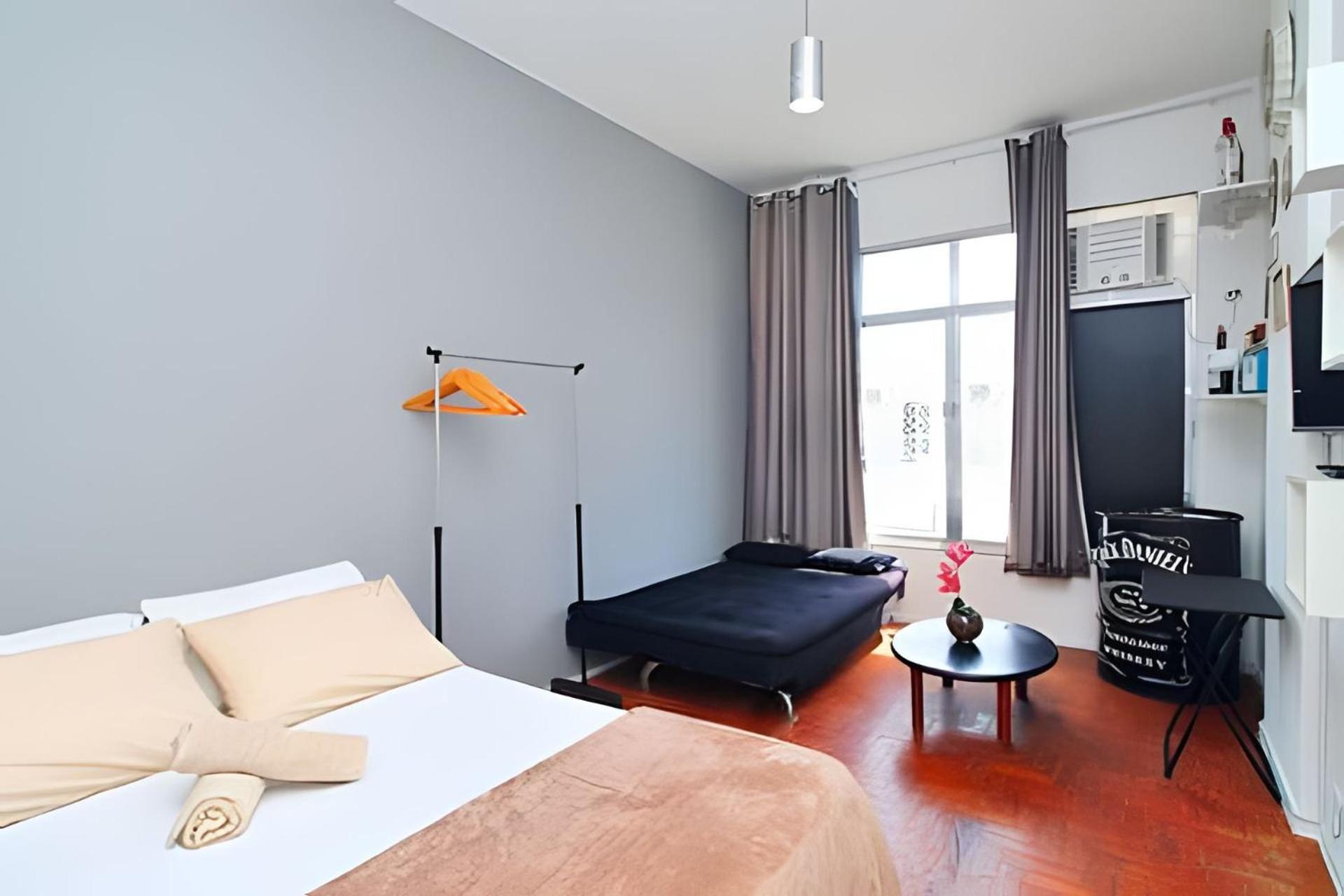 Studio simples com vista mar p/ 4 pessoas ao lado da praia com comércios ao redor