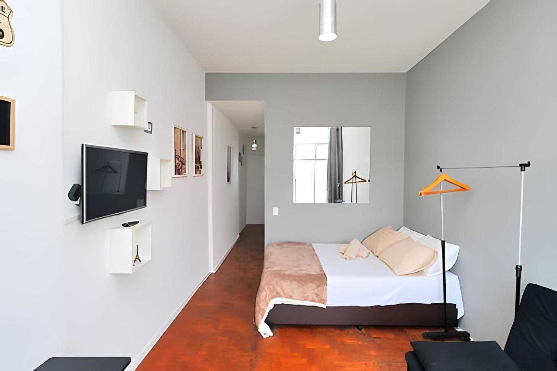 Studio simples com vista mar p/ 4 pessoas ao lado da praia com comércios ao redor