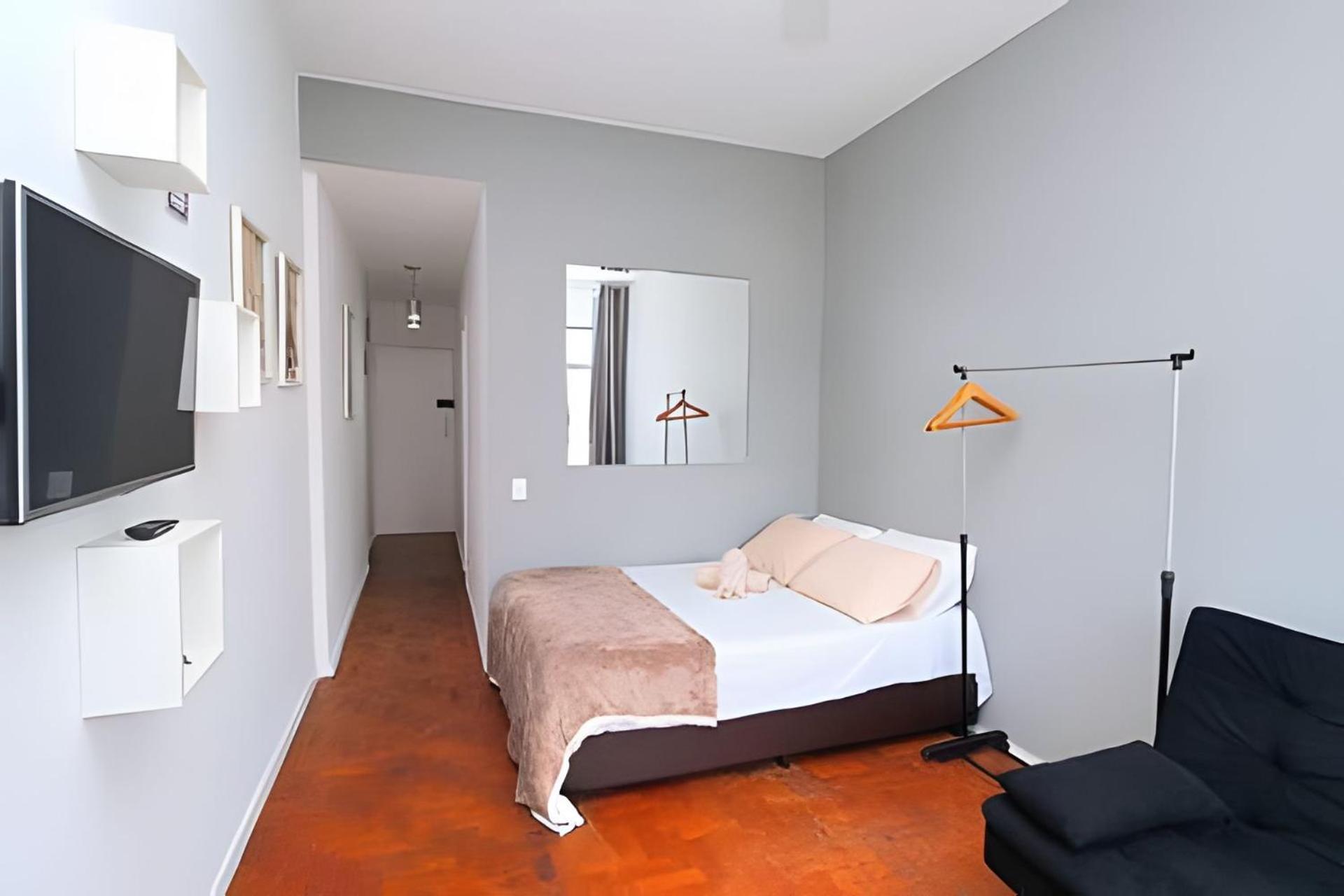 Studio simples com vista mar p/ 4 pessoas ao lado da praia com comércios ao redor
