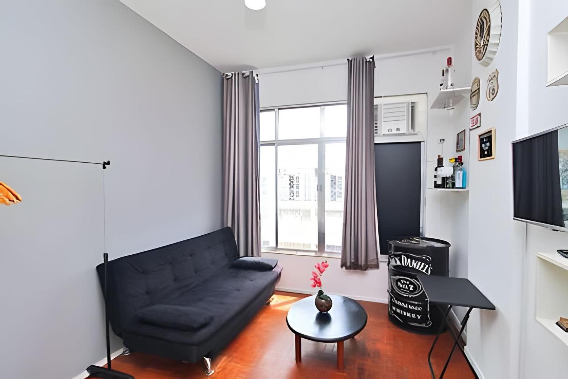 Studio simples com vista mar p/ 4 pessoas ao lado da praia com comércios ao redor