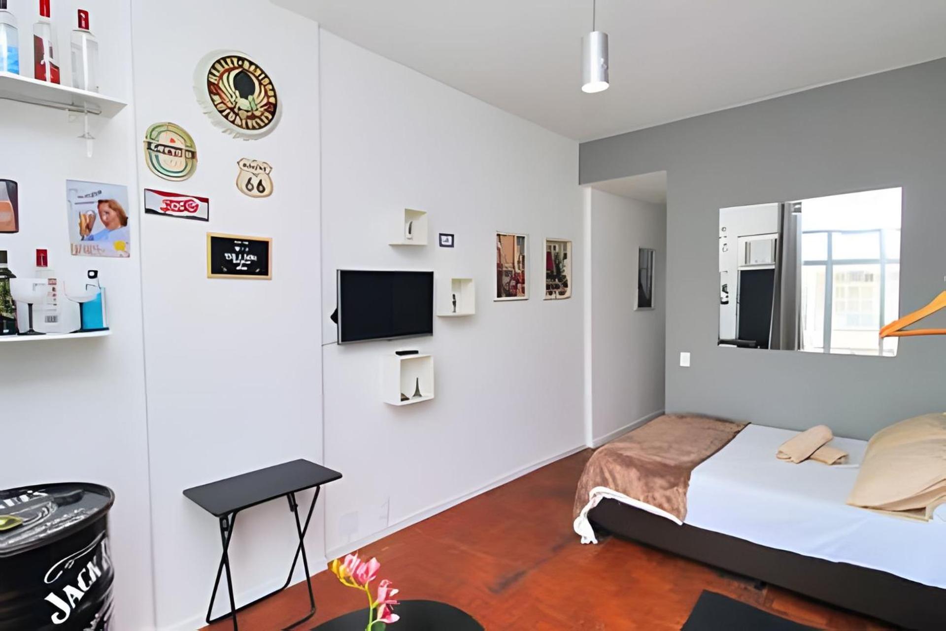 Studio simples com vista mar p/ 4 pessoas ao lado da praia com comércios ao redor