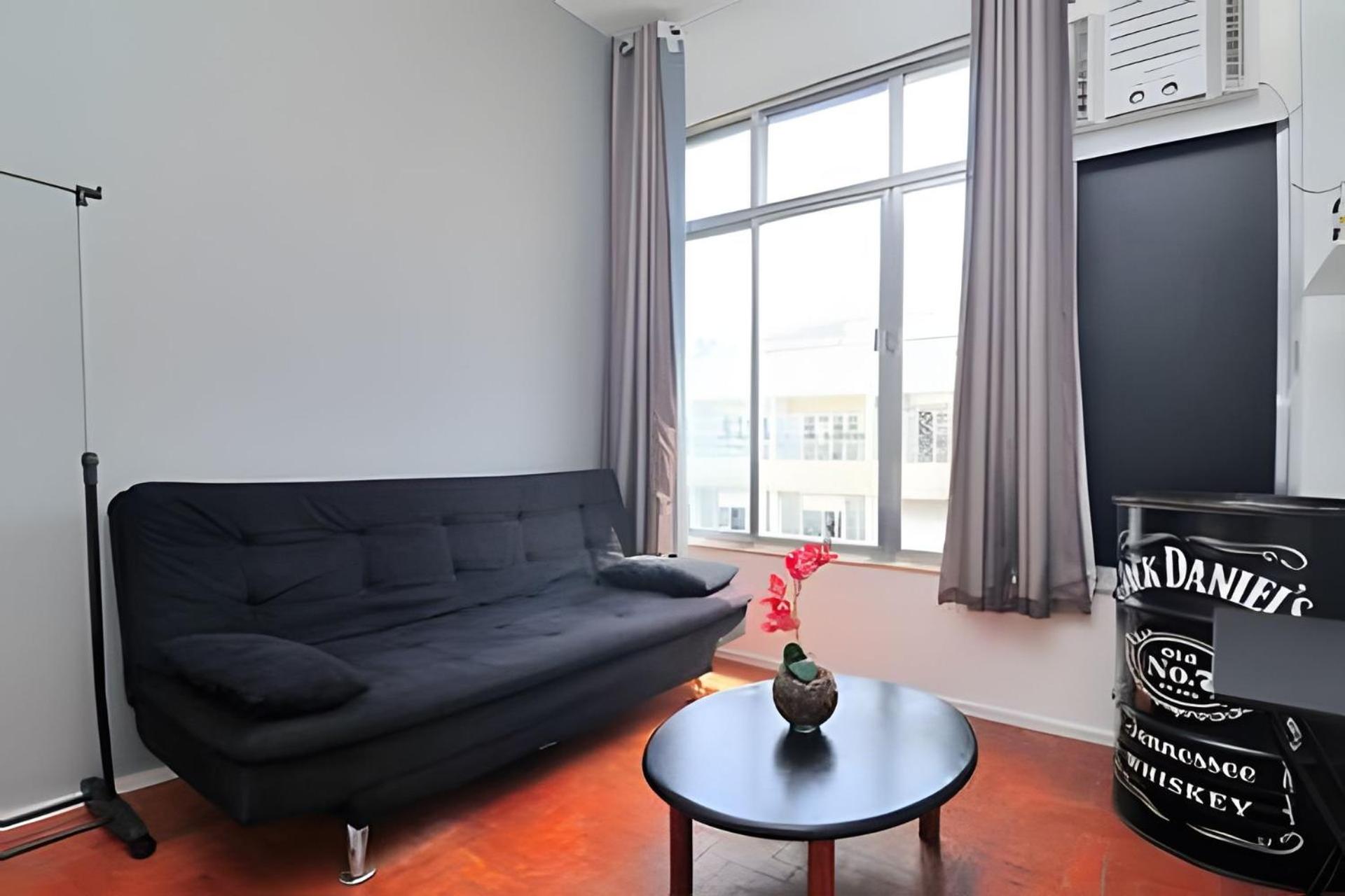 Studio simples com vista mar p/ 4 pessoas ao lado da praia com comércios ao redor