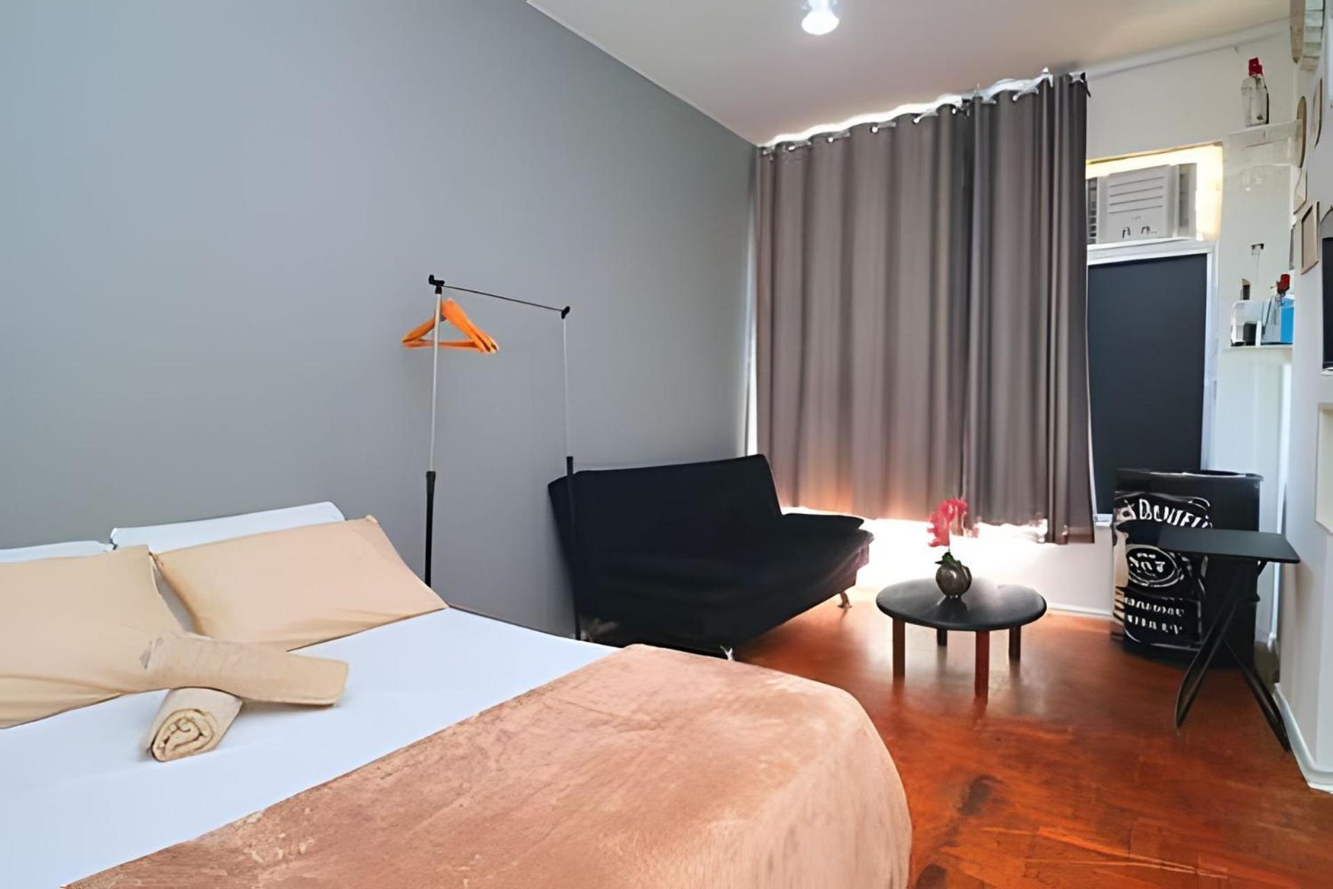 Studio simples com vista mar p/ 4 pessoas ao lado da praia com comércios ao redor