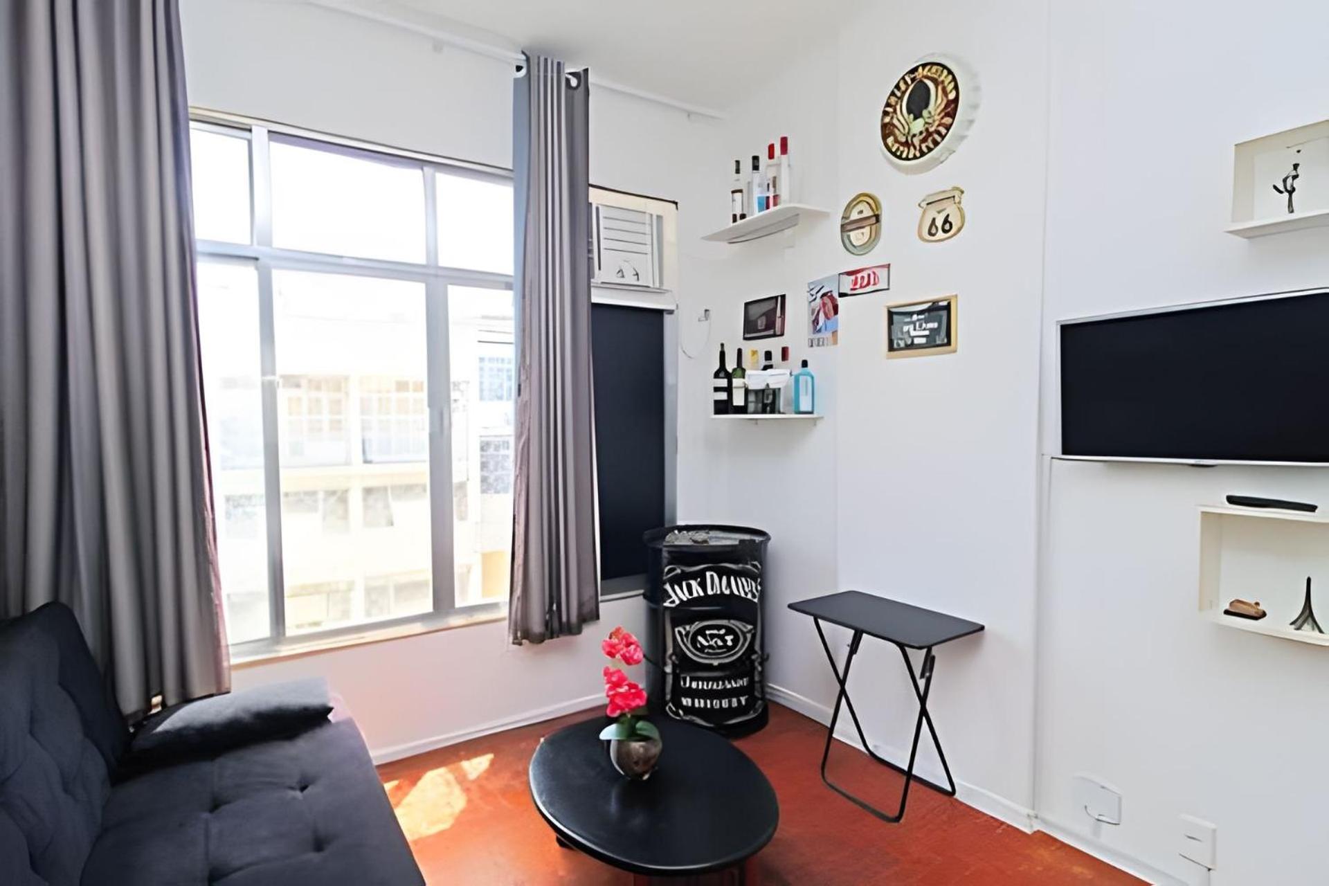 Studio simples com vista mar p/ 4 pessoas ao lado da praia com comércios ao redor