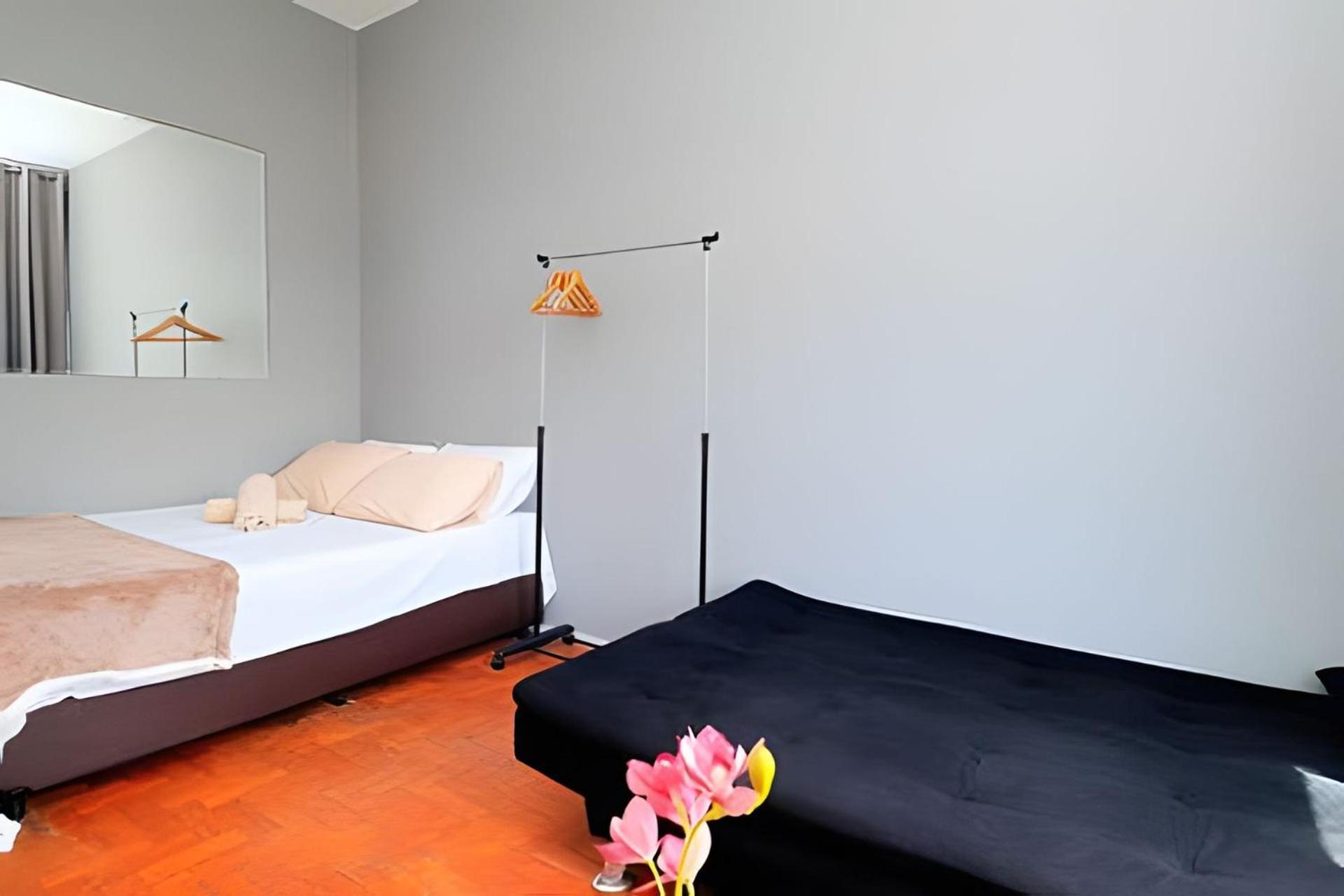 Studio simples com vista mar p/ 4 pessoas ao lado da praia com comércios ao redor