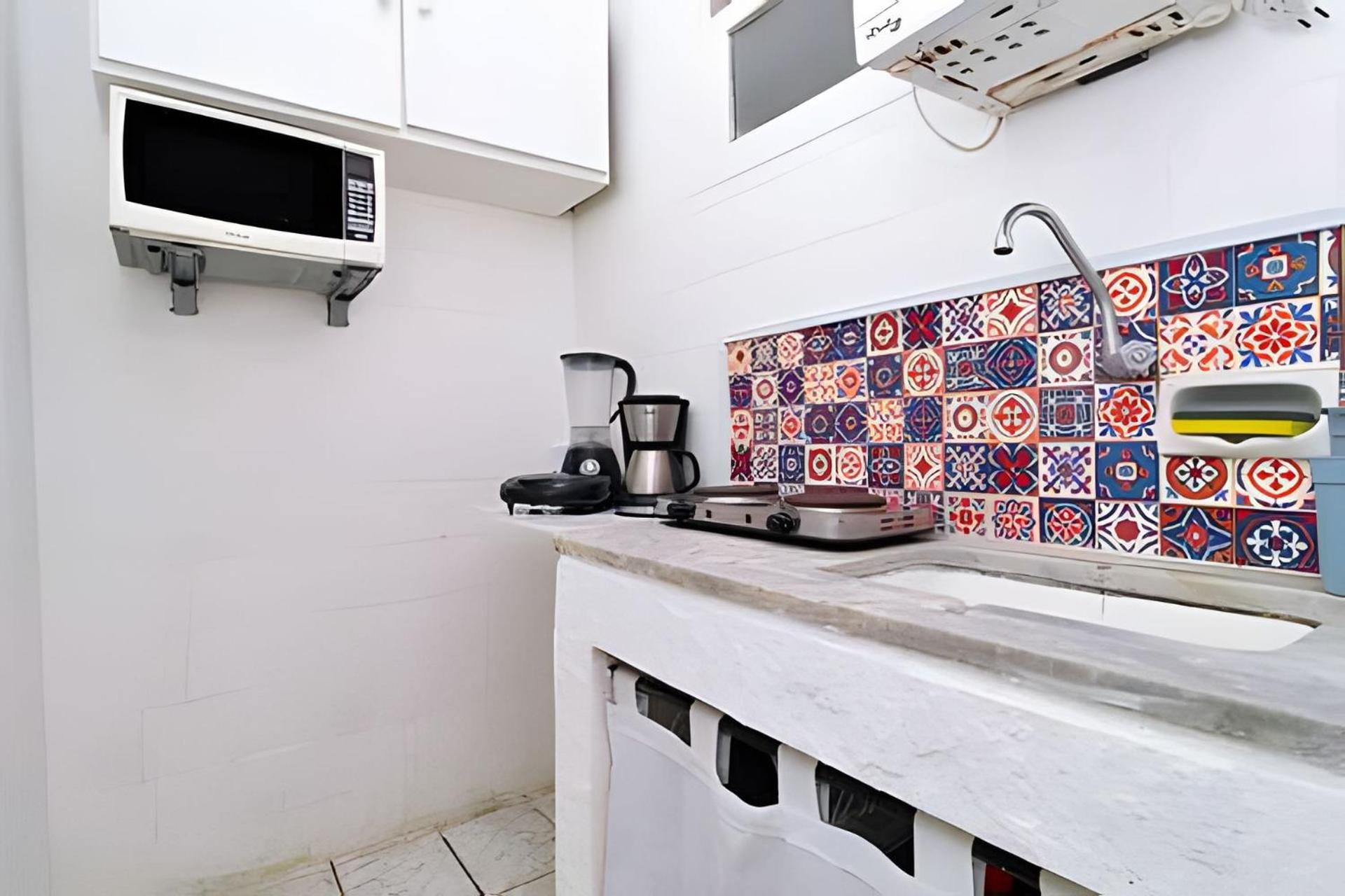 Studio simples com vista mar p/ 4 pessoas ao lado da praia com comércios ao redor