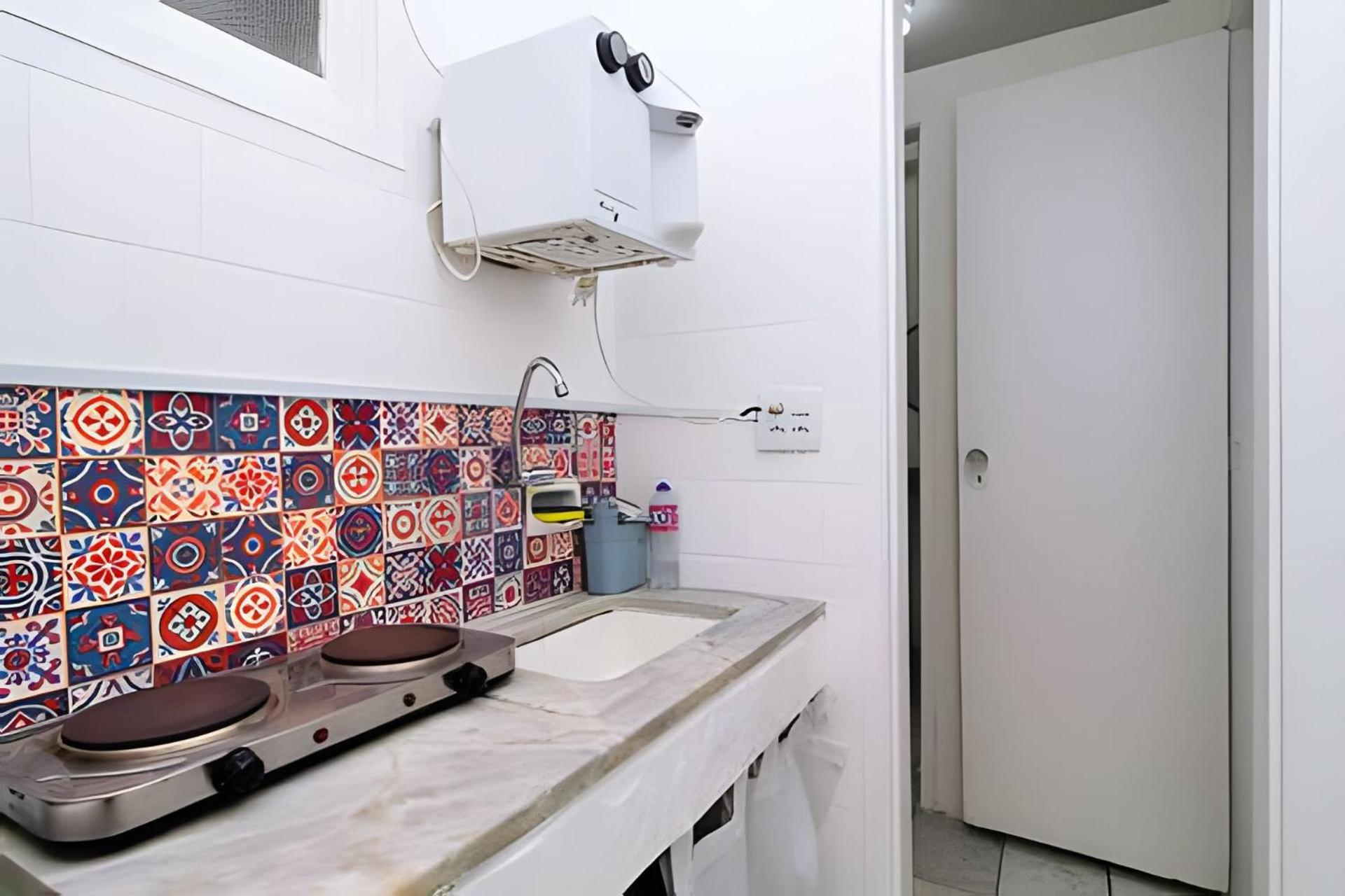 Studio simples com vista mar p/ 4 pessoas ao lado da praia com comércios ao redor