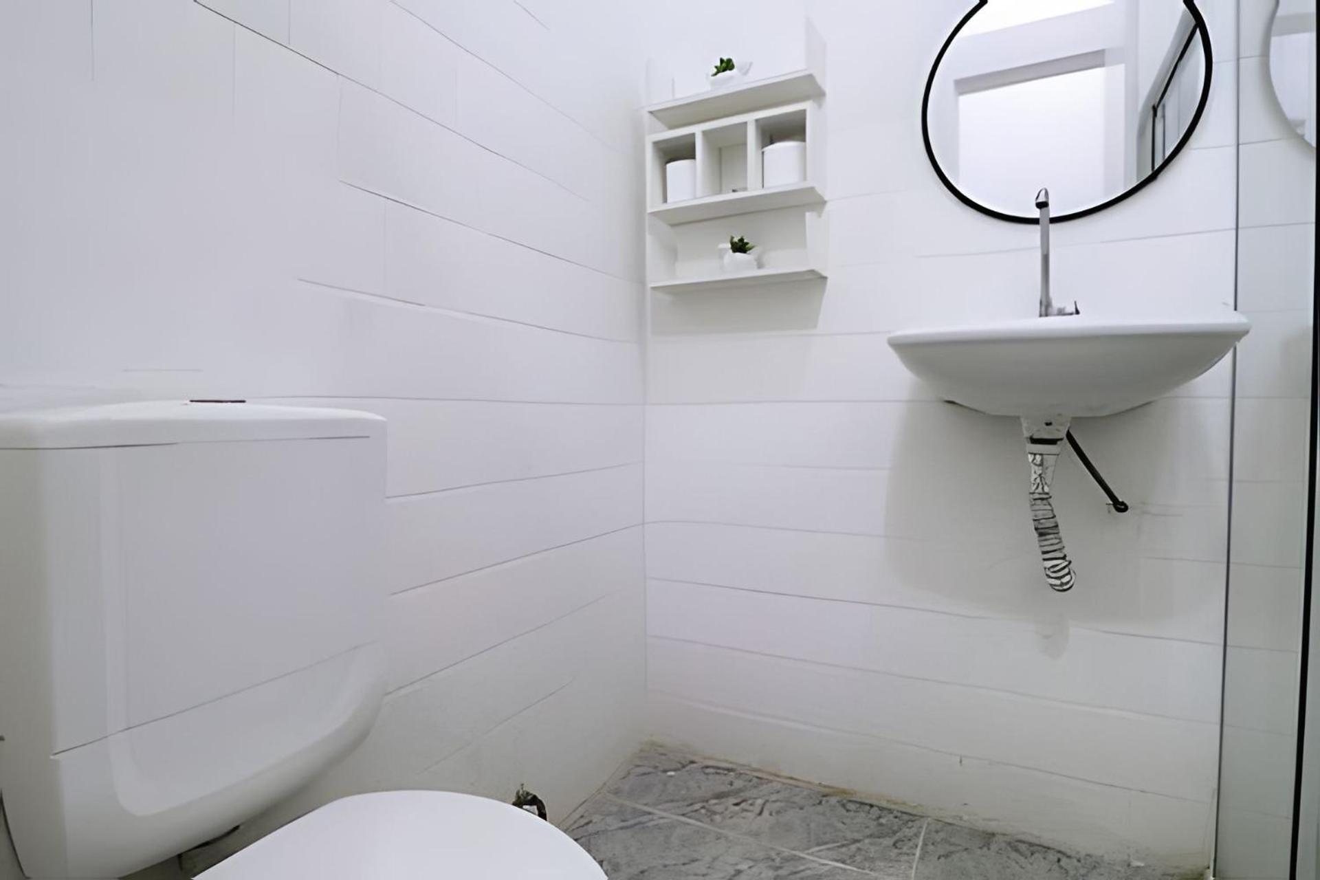Studio simples com vista mar p/ 4 pessoas ao lado da praia com comércios ao redor
