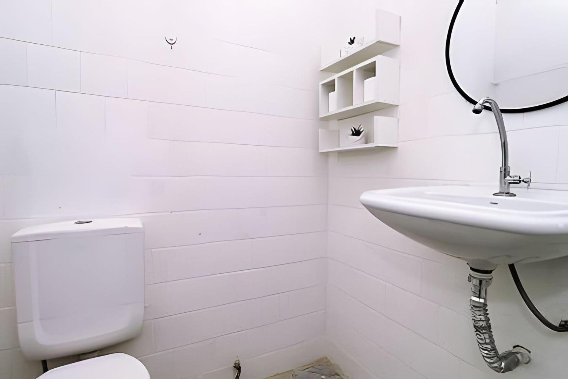 Studio simples com vista mar p/ 4 pessoas ao lado da praia com comércios ao redor