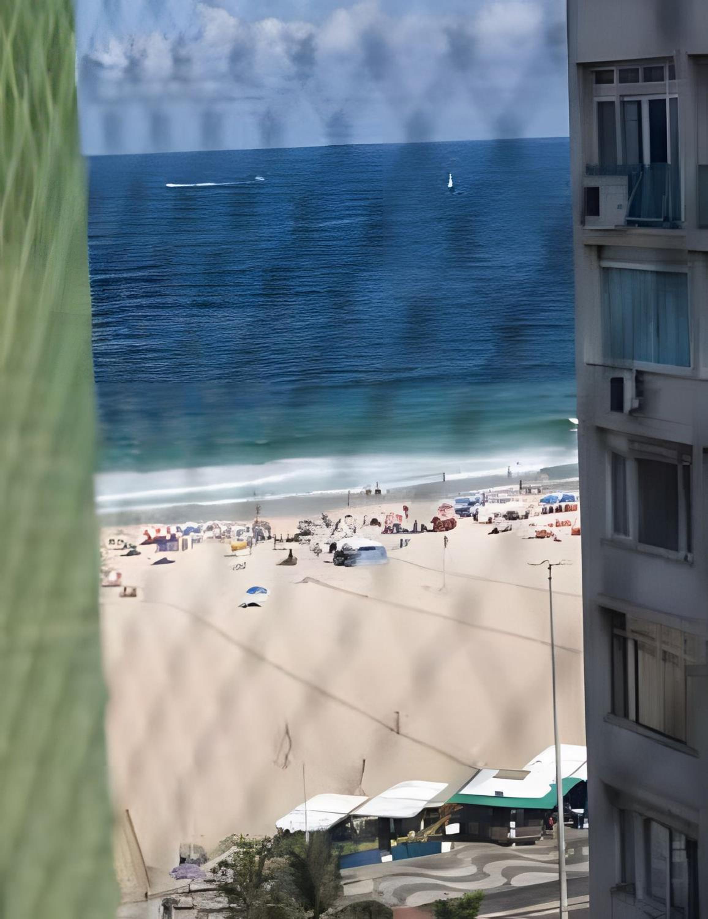 Studio simples com vista mar p/ 4 pessoas ao lado da praia com comércios ao redor